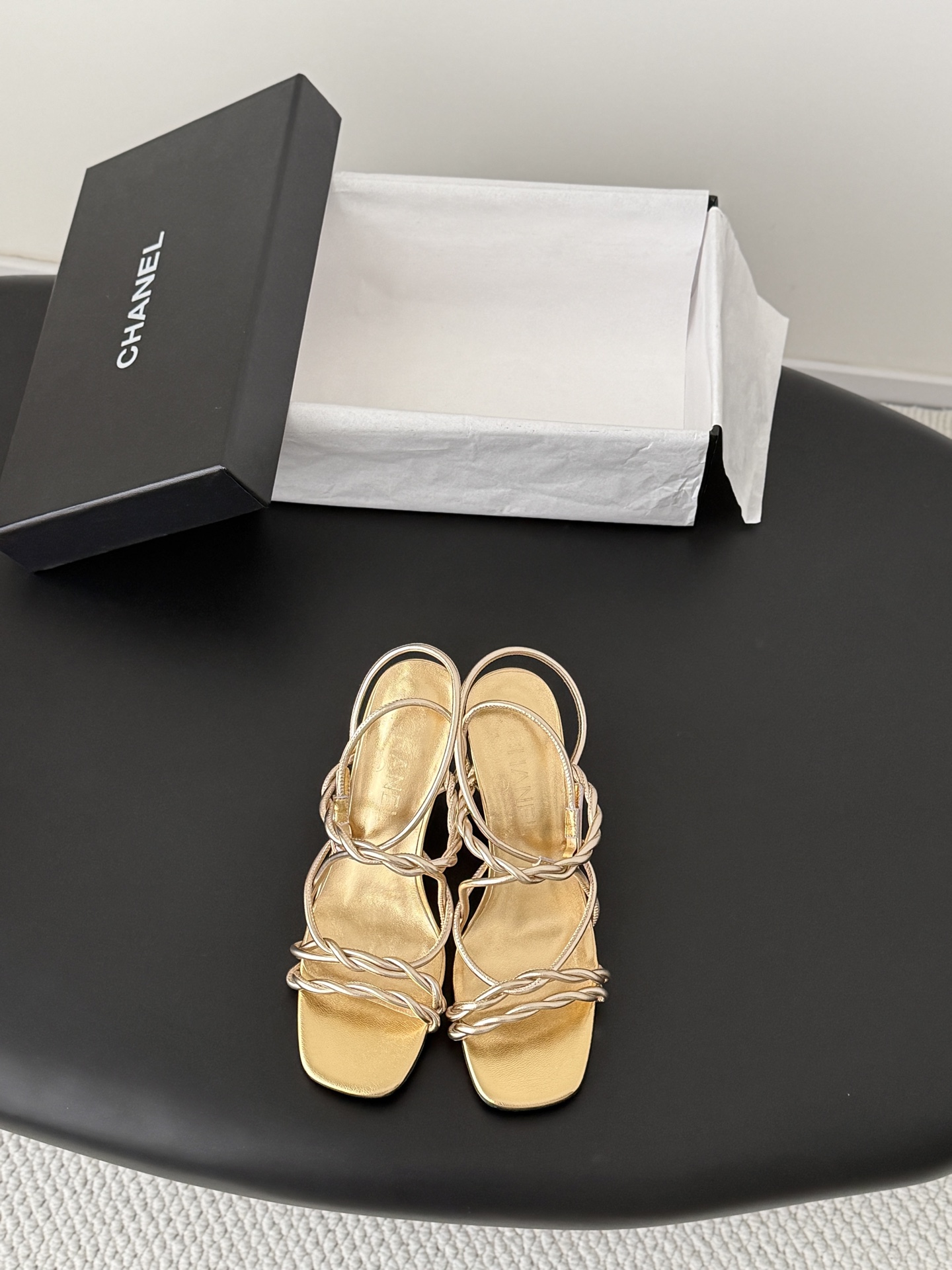 NO:789201,Chanel 26K new spring and summer sandals have the usual elegant and ladylike temperament of Grandma Xiang’s family and are full of high-end sense!  Very nice on the feet ~ very versatile!  Incomparably beautiful!  Size35-39 (other sizes are not returnable or exchangeable), high heels and sandals, chanel, sandals, high heels19860909Chanel 26K春夏新品凉鞋 香奶奶家一贯的优雅名媛气质 高级感十足！上脚非常nice～ 非常百搭！无敌美！ Size35-39（其他码数定制不退换）,高跟鞋凉鞋,chanel,sandals,high heels,Women's Shoes