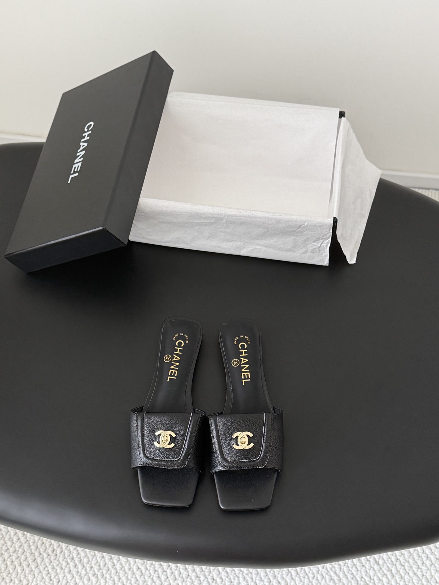 NO:789191,Chanel 26C new schoolbag buckle slippers, the return of the classic schoolbag buckle design, special Vintage, full of retro flavor, loafers have also grown to the aesthetic level, upper cowhide, lining sheepskin, leather outsole Size: 35-39 Other sizes are customized, slippers, chanel, loafers, slippers, cowhide, sheepskin, Leather soles19860909Chanel 26C新款书包扣拖鞋 回归的经典书包扣设计 特别Vintage 复古味十足 乐福鞋也长到了审美上 鞋面牛皮 内里羊皮 真皮大底 Size:35-39 其他码数定做,拖鞋,chanel,loafers,slippers,cowhide,sheepskin,Leather soles,Women's Shoes