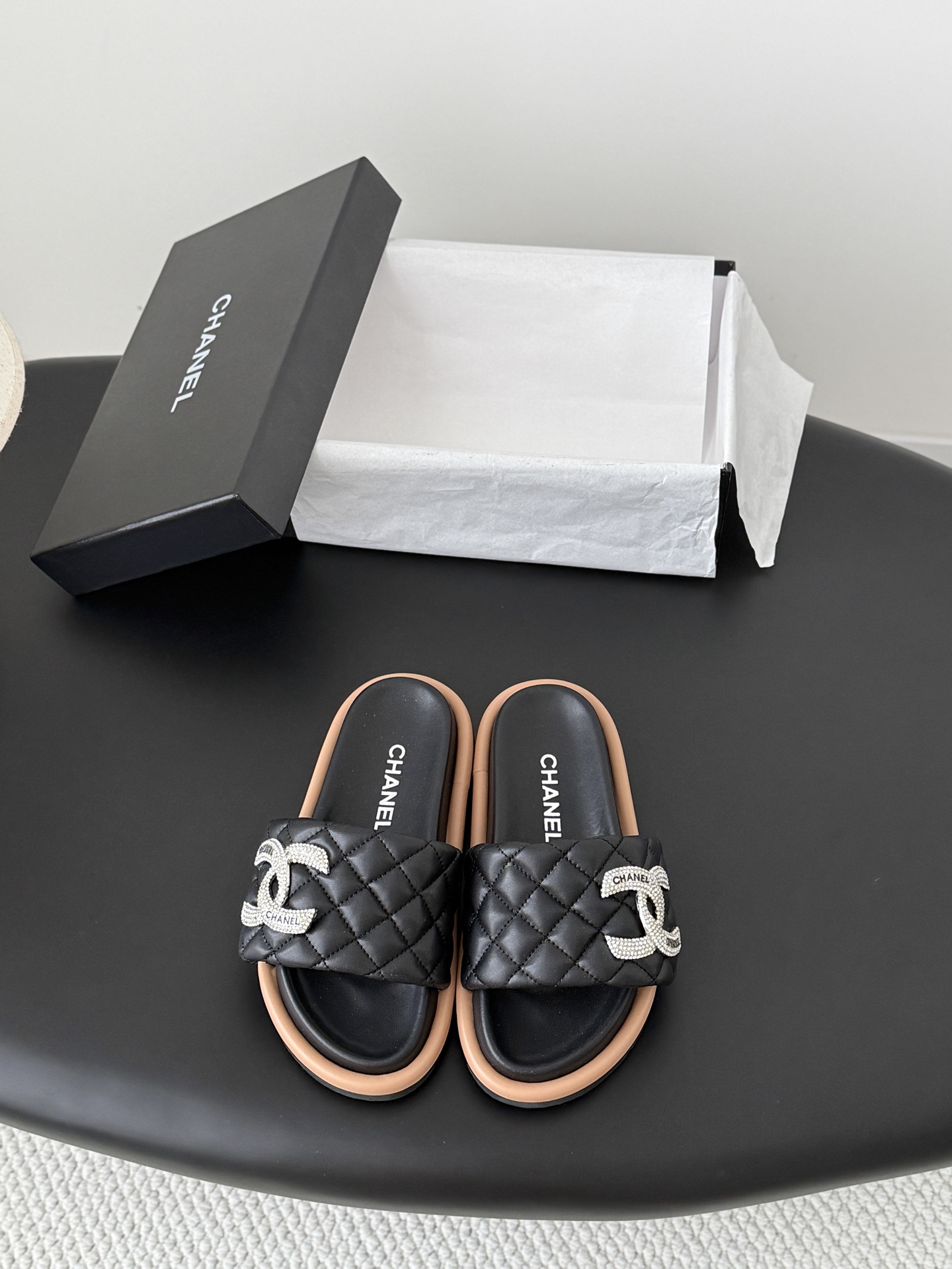 NO:789189,Chanel 26K new Velcro beach shoes, original model and high quality!  Cowhide upper, sheepskin lining, original outsole!  Size:35-39 Other sizes can be customized, slippers, chanel, slippers, cowhide, sheepskin19860909Chanel 26K新款魔术贴沙滩鞋 原版开模高品质！ 鞋面牛皮 内里羊皮 原版大底！ Size:35-39 其他码数定做,拖鞋,chanel,slippers,cowhide,sheepskin,Women's Shoes