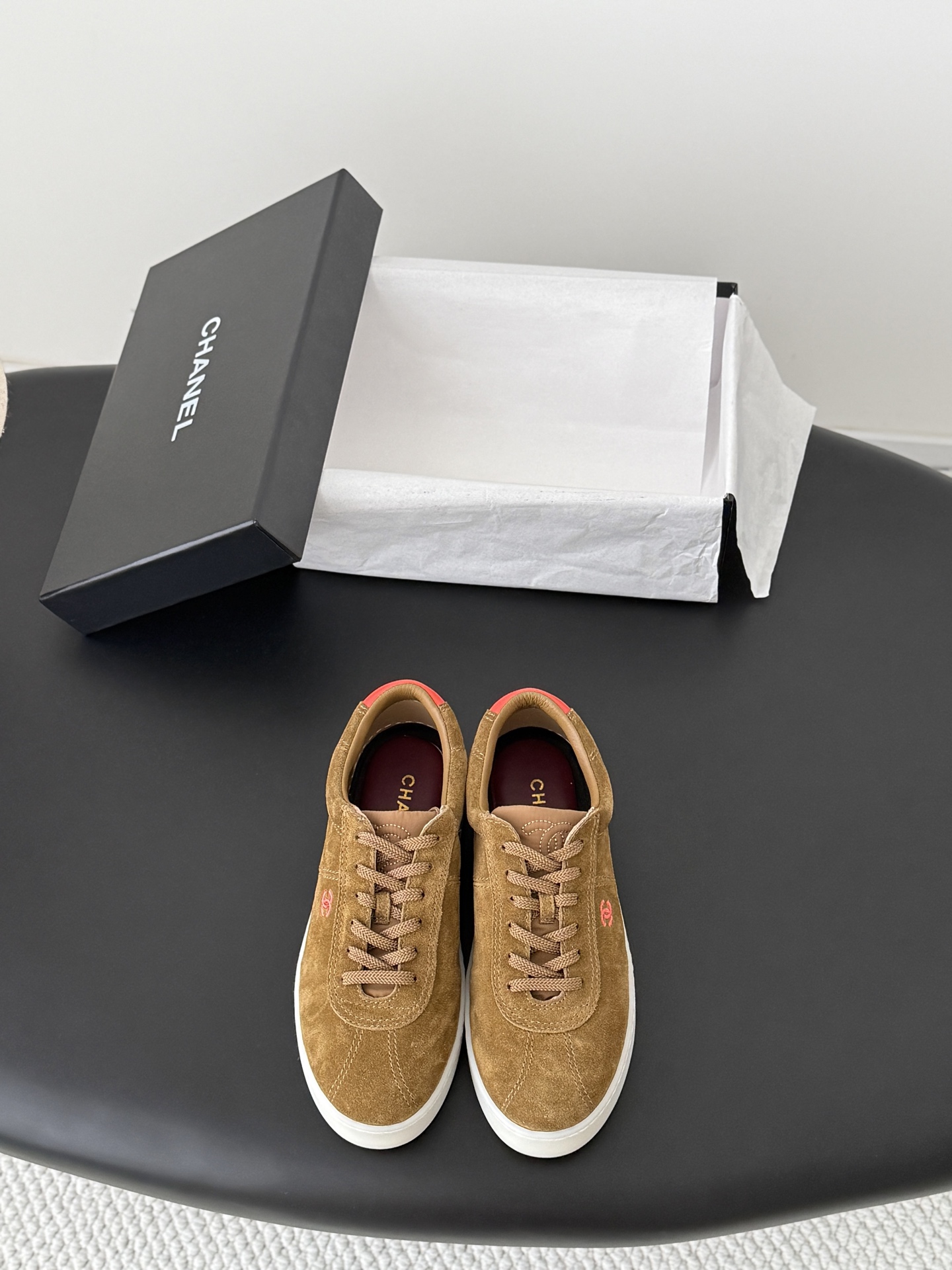 NO:789197,Chanel 26K new casual shoes. This versatile sneaker looks ordinary. It goes well with the feet. It is so cool. The heel is a three-dimensional logo. It is full of details. This casual shoe is very light and super comfortable on the feet. The comfort level is perfect. Size35-40, casual shoes/sports shoes, chanel, sneakers19860909Chanel 26K新款休闲鞋 这款百搭的板鞋 看似平平无奇 上脚后属实好搭 酷毙了 后跟拼起来是立体的logo 细节满满  这款休闲鞋很轻便 上脚超舒服的 舒适度没得说 直接满分 Size35-40,休闲鞋/运动鞋,chanel,sneakers,Women's Shoes