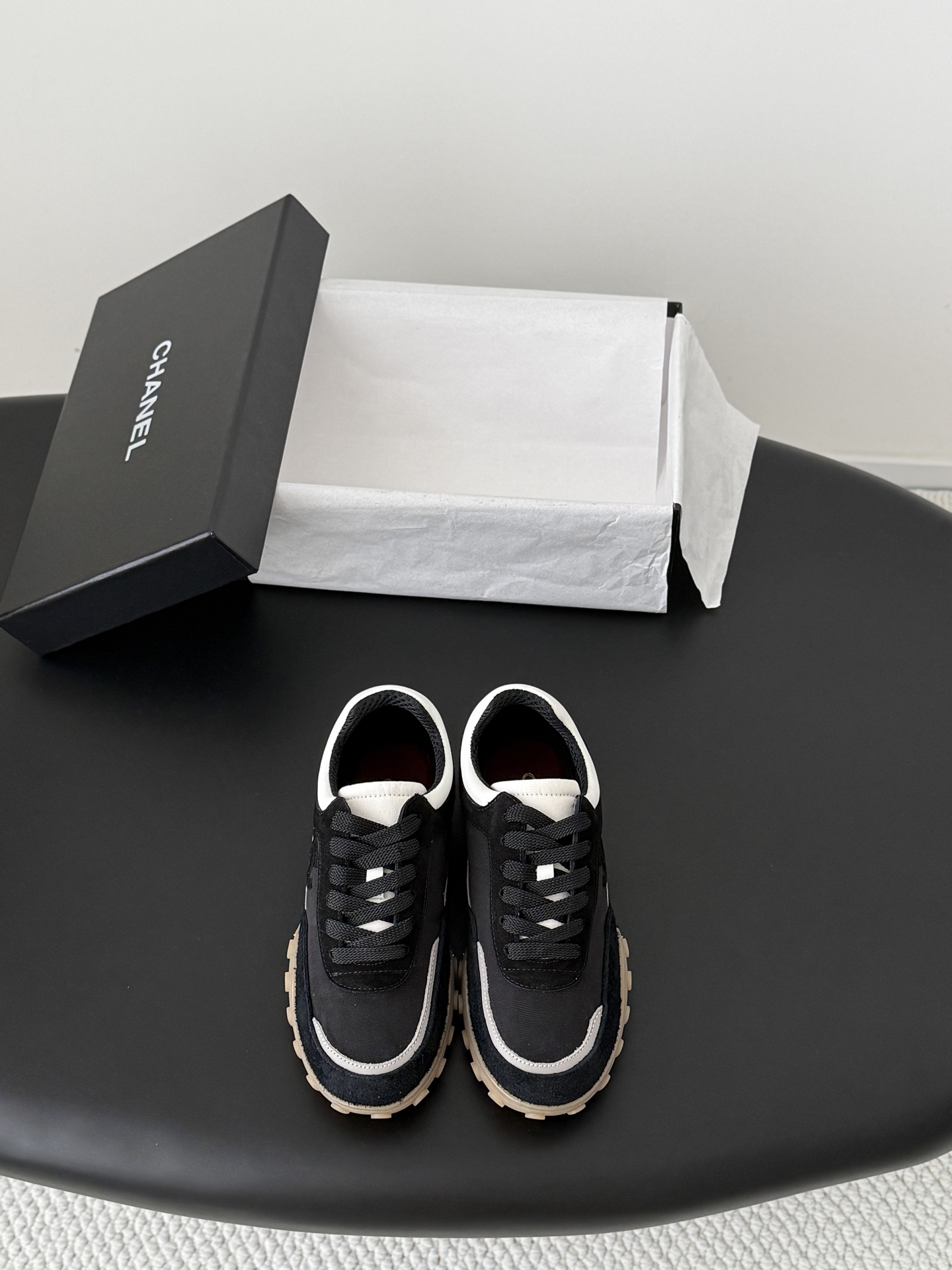 NO:789193,Chanel 26C new casual shoes, versatile white shoes, you can't go wrong with the style, the contrasting colors are full of energy, the logo embossed on the side is very delicate, the upper is made of original custom materials, the original outsole Size: 35-40, casual shoes/sports shoes, chanel, sneakers19860909Chanel 26C新款休闲鞋 百搭小白鞋 款式搭配不会出错 撞色搭配活力满满啊 侧面压印logo 上脚很秀气 鞋面原版定制材料 原版大底 Size:35-40,休闲鞋/运动鞋,chanel,sneakers,Women's Shoes