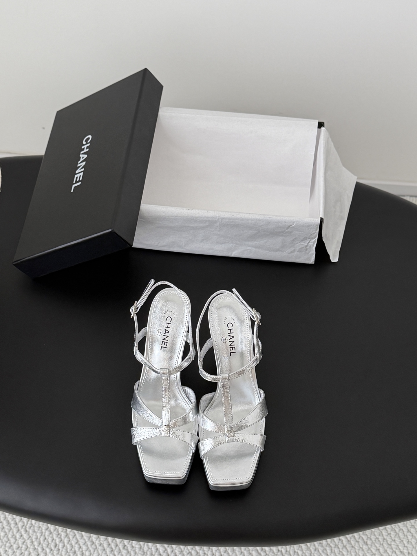 NO:789195,Chanel 26P catwalk style thick-soled platform sandals are very stable when put on!  When you put it on, you will be 2.8 meters tall. Sheepskin lining and leather outsole. Size: 35-39 40 custom-made, high heels and sandals, chanel, sandals, high heels, sheepskin, Leather soles19860909Chanel 26P走秀款厚底防水台凉鞋 上脚后很稳！穿上立马两米八 内里垫脚羊皮,真皮大底. Size:35-39 40定做,高跟鞋凉鞋,chanel,sandals,high heels,sheepskin,Leather soles,Women's Shoes