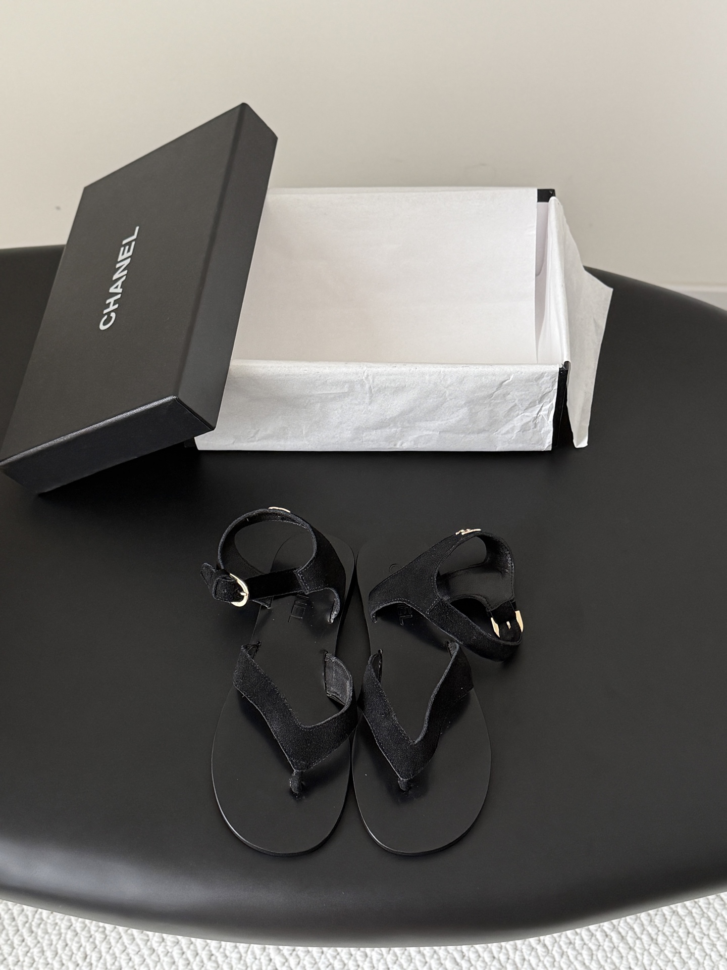 NO:789196,Chanel26 new early spring flip-flops. Small fragrant slippers that exude lasting charm. Recommended by many celebrities. Simple and easy to match. Size: 35-39 (other sizes cannot be returned or exchanged), split-toe shoes, chanel, slippers19860909Chanel26早春新款夹脚凉拖 散发持久魅力的小香拖鞋 众多明星纷纷推荐 简单好搭配 Size:35-39（其他码数定制不退换）,分趾鞋,chanel,slippers,Women's Shoes