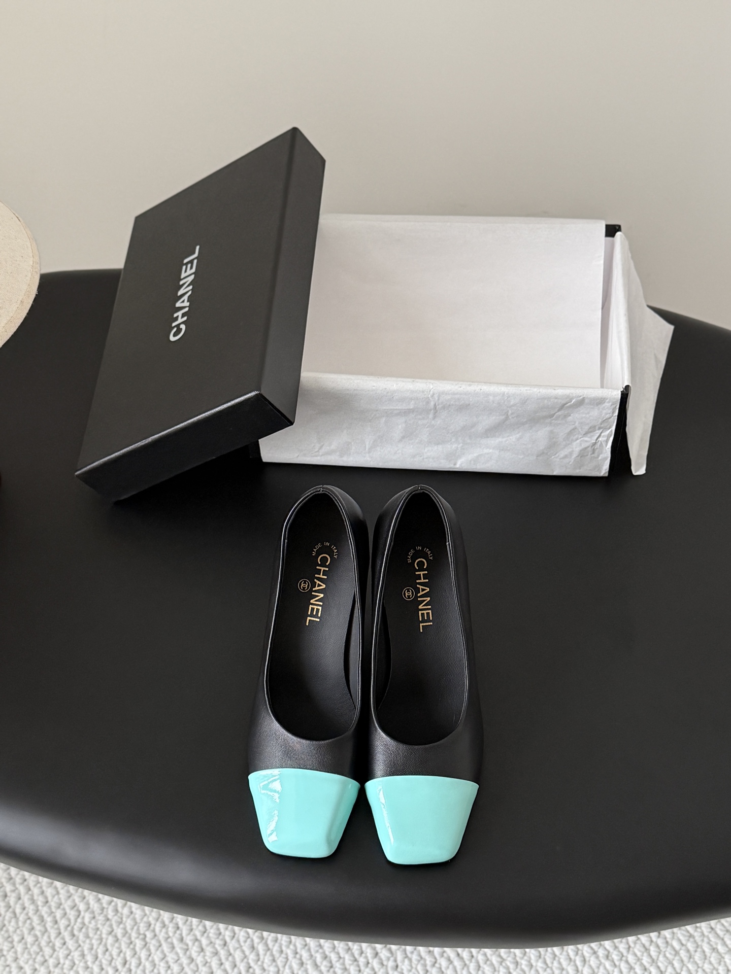 NO:789194,Chanel 26K Mary Jane shoes are simple yet sweet and playful!  Three-dimensional electric embroidery logo, solid color fabric is refreshing and easy to match, with buttons for more heeling. Sheepskin lining, genuine leather outsole Size: 35-39, other sizes are custom-made and non-returnable, high-heeled shoes, chanel, mary jane, high heels, sheepskin, Leather soles19860909Chanel 26K玛丽珍单鞋 简约又不失甜美俏皮！ 立体电绣logo,纯色面料清爽易搭,搭配扣子更加跟脚.内里羊皮 真皮大底 Size:35-39 其他码数定做不退换,高跟鞋单鞋,chanel,mary jane,high heels,sheepskin,Leather soles,Women's Shoes