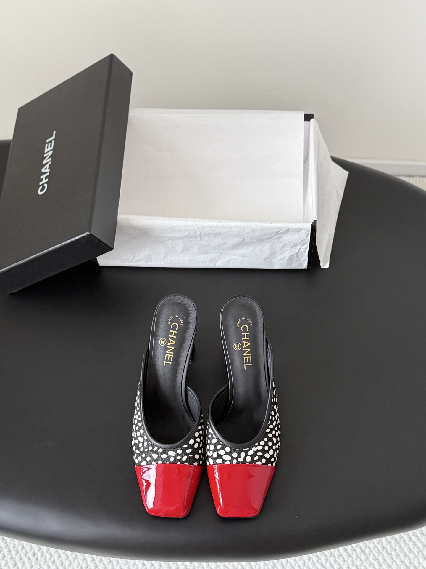 NO:789188,Chanel 26K Mary Jane Half Drag, simple yet sweet and playful!  Three-dimensional electric embroidery logo, solid color fabric is refreshing and easy to match, with buttons for more heeling. Sheepskin lining, genuine leather outsole Size: 35-39, other sizes are custom-made and non-returnable, semi-drag high heels, chanel, mary jane, high heels, sheepskin, Leather soles19860909Chanel 26K玛丽珍半拖 简约又不失甜美俏皮！ 立体电绣logo,纯色面料清爽易搭,搭配扣子更加跟脚.内里羊皮 真皮大底 Size:35-39 其他码数定做不退换,半拖高跟鞋,chanel,mary jane,high heels,sheepskin,Leather soles,Women's Shoes