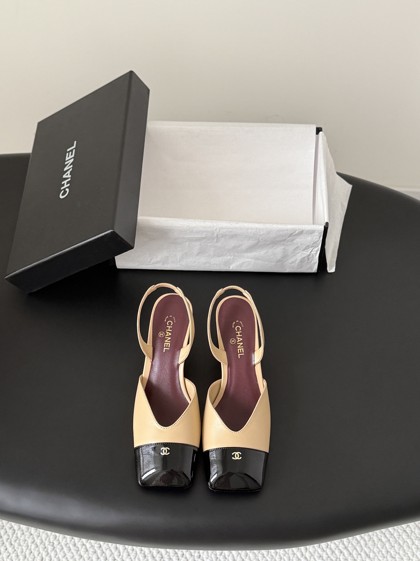 NO:789198,Chanel 26K Mary Jane shoes are simple yet sweet and playful!  Three-dimensional electric embroidery logo, solid color fabric is refreshing and easy to match, with buttons for more heeling. Sheepskin lining, genuine leather outsole Size: 35-39, other sizes are custom-made and non-refundable, high heels and sandals, chanel, sandals, mary jane, high heels, sheepskin, Leather soles19860909Chanel 26K玛丽珍单鞋 简约又不失甜美俏皮！ 立体电绣logo,纯色面料清爽易搭,搭配扣子更加跟脚.内里羊皮 真皮大底 Size:35-39 其他码数定做不退换,高跟鞋凉鞋,chanel,sandals,mary jane,high heels,sheepskin,Leather soles,Women's Shoes