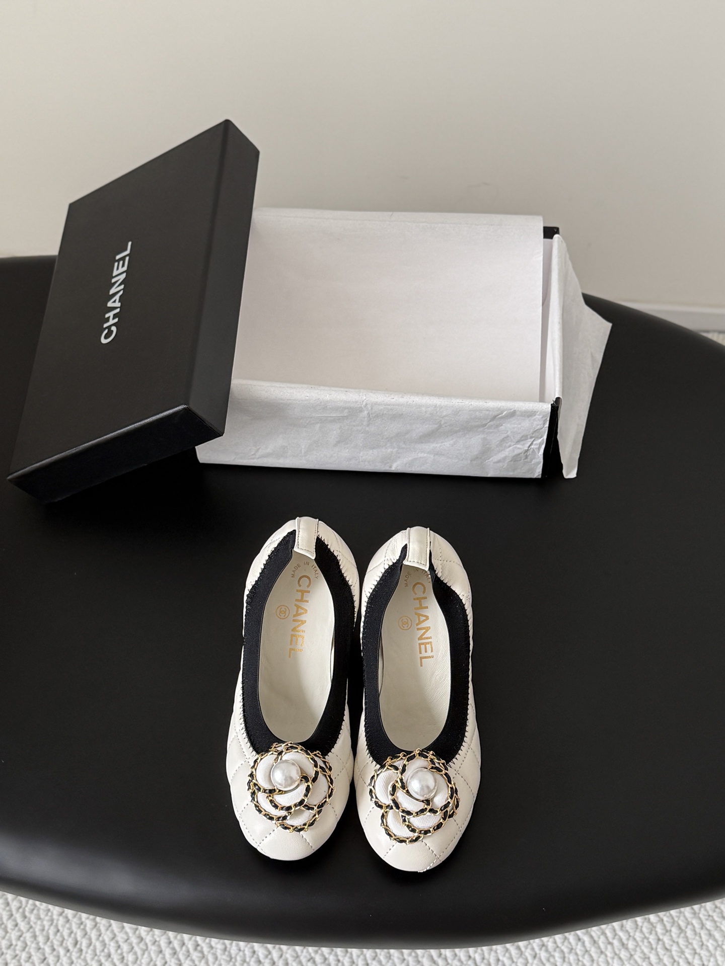 NO:789186,Chanel 26K new spring and summer flower high-heeled shoes series. This season's camellia series is really beautiful. Grandma Xiang's always elegant and ladylike temperament, full of high-end sense!  It’s very nice on the feet~ Whether worn barefoot or paired with skirts or trousers, it’s very versatile!  Incomparably beautiful!  Specially made of imported lambskin for the upper, mixed sheepskin for the lining, Italian grade A genuine leather outsole Size 35-39 (40/41 customized, non-returnable), casual shoes/sports shoes, chanel, sneakers, skirts, sheepskin, Leather soles19860909Chanel 26K春夏新品花朵高跟单鞋系列 这一季山茶花系列真的超美 香奶奶家一贯的优雅名媛气质 高级感十足！上脚非常nice～ 不管光脚穿或搭配裙装、裤装、 都非常百搭！无敌美！特别仙 鞋面采用进口小羊皮 内里垫脚混种羊皮 意大利A级真皮大底 Size35-39（40/41定制不退换）,休闲鞋/运动鞋,chanel,sneakers,skirts,sheepskin,Leather soles,Women's Shoes