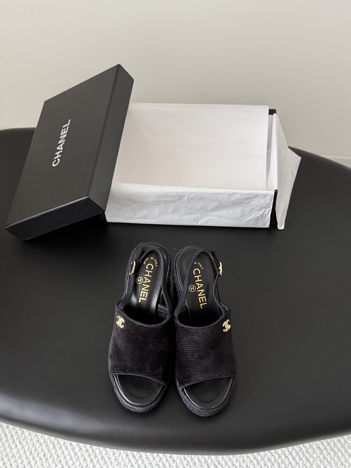 NO:789200,Chanel 26P catwalk style thick-soled platform sandals are very stable when put on!  Put on immediately 2.8 meters, sheepskin lining, original outsole. Size: 35-39 40 custom-made, high heels and slippers, chanel, sandals, high heels, slippers, sheepskin19860909Chanel 26P走秀款厚底防水台凉鞋 上脚后很稳！穿上立马两米八 内里垫脚羊皮,原版大底. Size:35-39 40定做,高跟鞋拖鞋,chanel,sandals,high heels,slippers,sheepskin,Women's Shoes