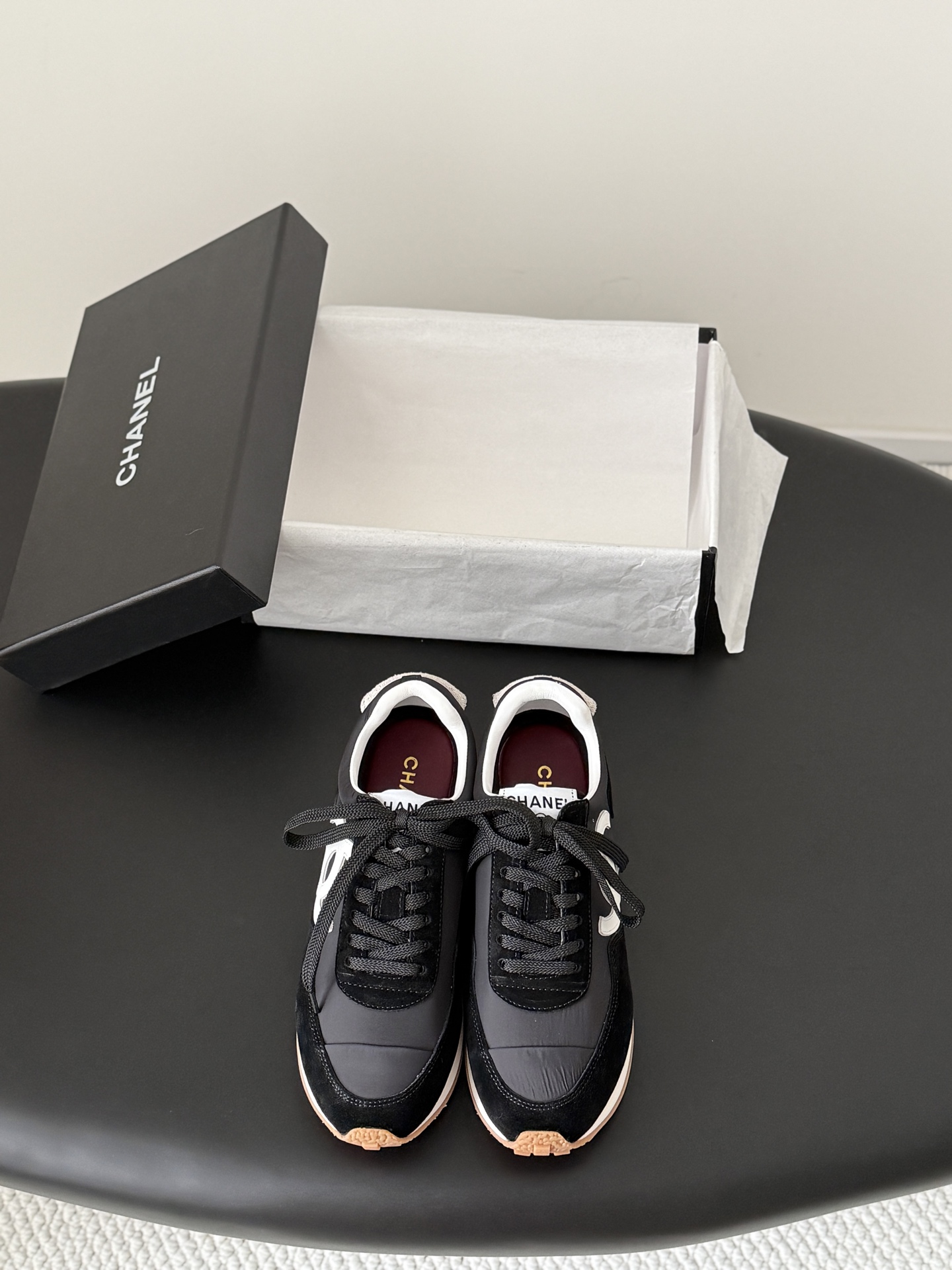 NO:789202,Chanel 26ss new casual sports shoes, moral training shoes, popular casual shoes on the whole network, synchronized with counters. Iconic double C embellishes the simple shoe body, and the black and white panda color will never go out of style. Easily balance comfort and high-end. Upper cowhide + customized material, original rubber outsole size 35-40 (other sizes are not returned or exchanged), casual shoes/sports shoes, chanel, sneakers, cowhide19860909Chanel 26ss新款休闲运动鞋德训鞋 全网爆火休闲鞋 专柜同步 标志性双C点缀简约鞋身,黑白熊猫配色永不过时. 轻松平衡舒适与高级感. 鞋面牛皮+定制材质 原版橡胶大底 size35-40（其他码数定制不退换）,休闲鞋/运动鞋,chanel,sneakers,cowhide,Women's Shoes