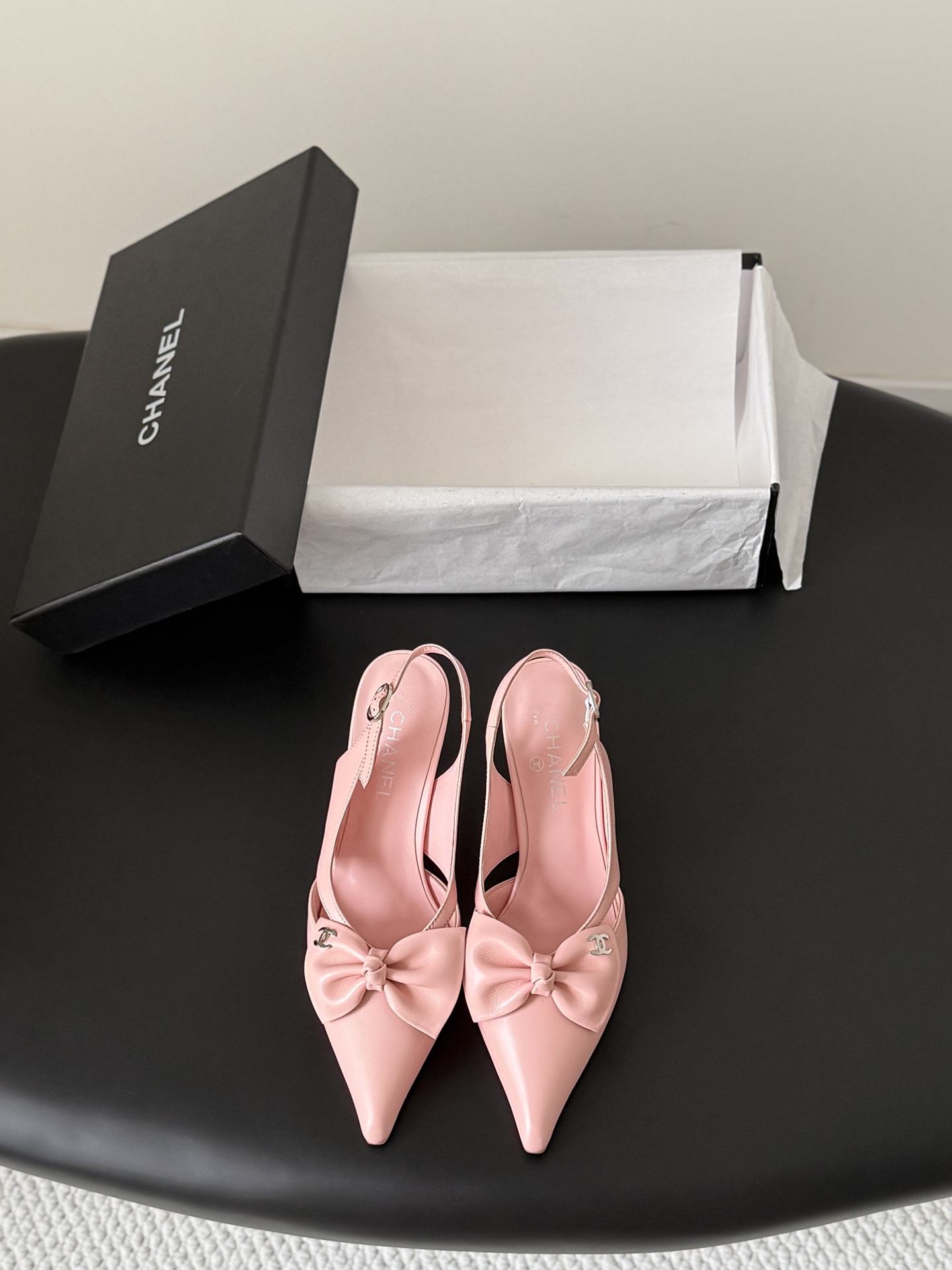 NO:789184,Chanel's 26K spring and summer new bow-knot shoes have the usual elegant and ladylike temperament of Grandma Xiang's family. They are embellished with metal bows and are full of femininity. They have a sense of high-end and are very nice on the feet!  Very versatile!  Incomparably beautiful!  Size35-39 (other sizes are not returnable or exchangeable), high heels and sandals, chanel, sandals, high heels19860909Chanel 26K春夏新品蝴蝶结单鞋 香奶奶家一贯的优雅名媛气质 金属蝴蝶结点缀 女人味十足～ 高级感拉满 上脚非常nice！ 非常百搭！无敌美！ Size35-39（其他码数定制不退换）,高跟鞋凉鞋,chanel,sandals,high heels,Women's Shoes