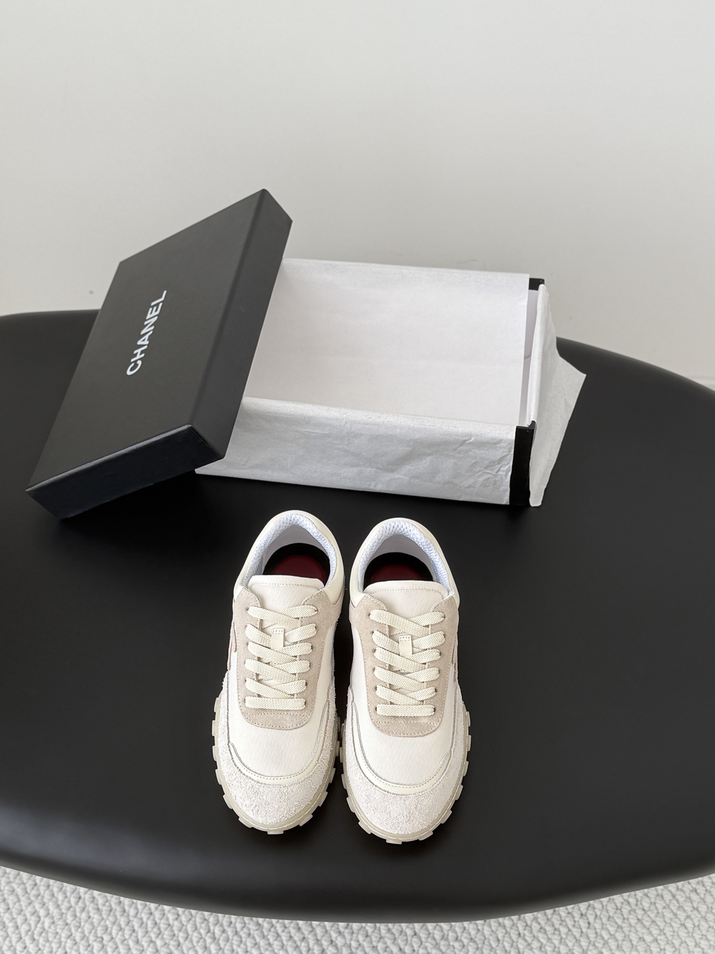 NO:820435,Chanel 26C new casual shoes, versatile white shoes, you can't go wrong with the style, the contrasting colors are full of energy, the logo embossed on the side is very delicate, the upper is made of original custom materials, the original outsole Size: 35-40, casual shoes/sports shoes, chanel, sneakers19860909Chanel 26C新款休闲鞋 百搭小白鞋 款式搭配不会出错 撞色搭配活力满满啊 侧面压印logo 上脚很秀气 鞋面原版定制材料 原版大底 Size:35-40,休闲鞋/运动鞋,chanel,sneakers,Women's Shoes