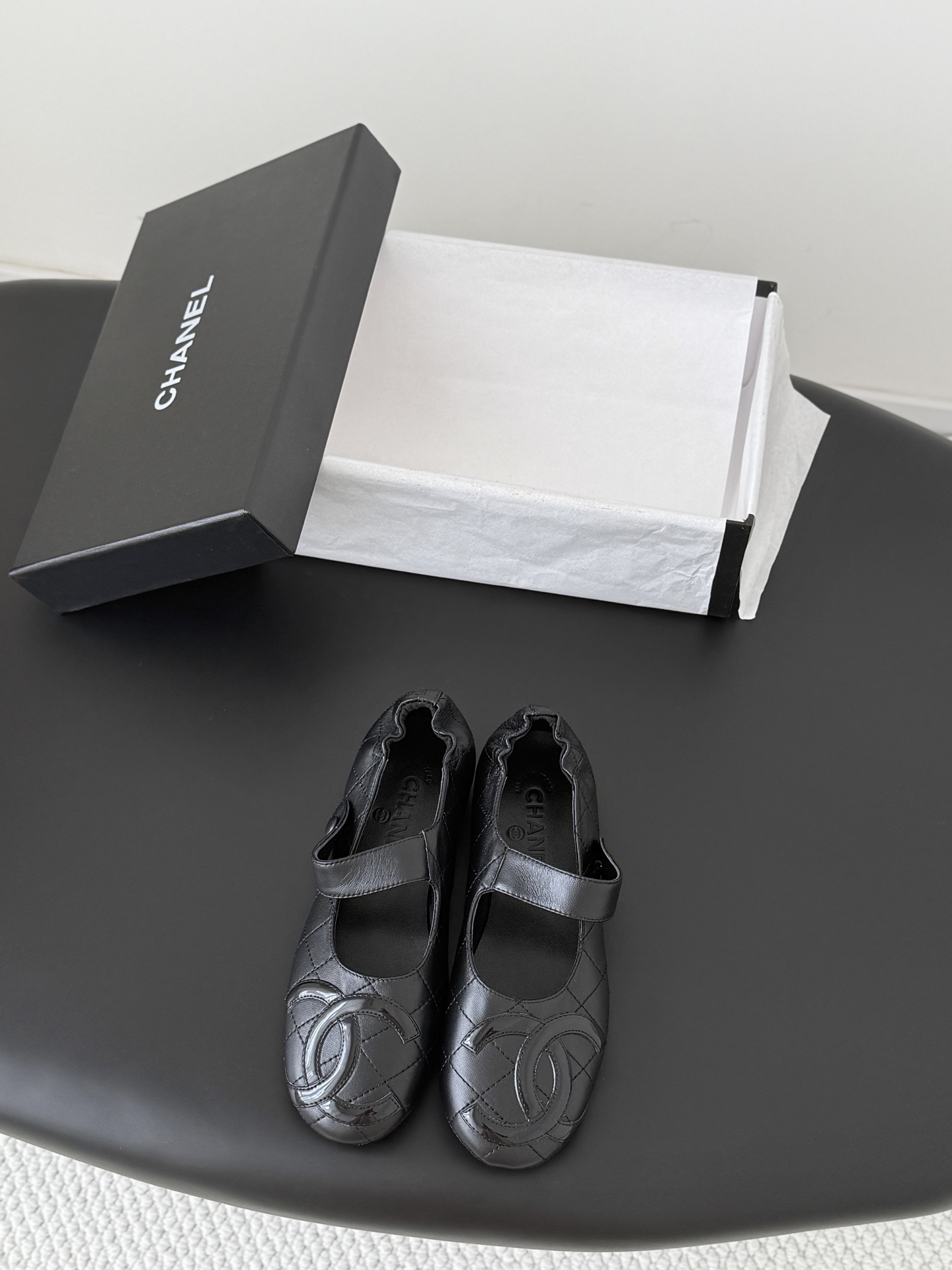 NO:820430,Airplane box 10 Chanel Vintage vintage Kangpeng series shoes. Simple but not simple style, the upper foot is particularly slim. The upper is cowhide, the lining is sheepskin, and the original outsole. Size: 35-39 Other sizes are customized, single shoes, chanel, cowhide, sheepskin19860909飞机盒10 Chanel Vintage中古康鹏系列单鞋 简约而不简单的款,上脚特别显脚细. 鞋面牛皮,内里垫脚羊皮,原版大底. Size:35-39 其它码数定做,单鞋,chanel,cowhide,sheepskin,Women's Shoes
