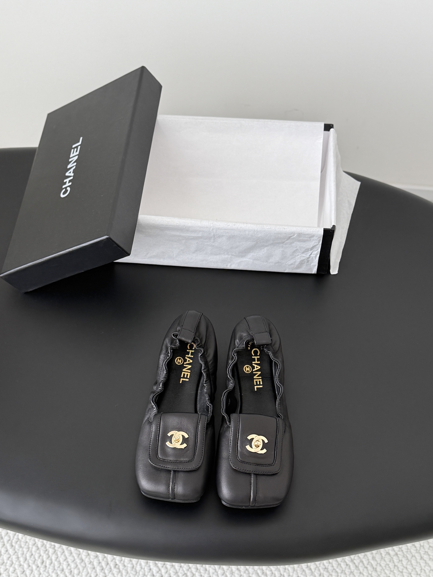 NO:820421,Chanel 26C new schoolbag buckle ballet shoes. The return of the classic schoolbag buckle design. Special Vintage. Full of retro flavor. Loafers have also grown to the aesthetic level. Cowhide upper, sheepskin lining, leather outsole. Size: 35-39. Other sizes are customized, ballet shoes, chanel, loafers, cowhide, sheepskin, Leather soles.19860909Chanel 26C新款书包扣芭蕾舞鞋 回归的经典书包扣设计 特别Vintage 复古味十足 乐福鞋也长到了审美上 鞋面牛皮 内里羊皮 真皮大底 Size:35-39 其他码数定做,芭蕾舞鞋,chanel,loafers,cowhide,sheepskin,Leather soles,Women's Shoes