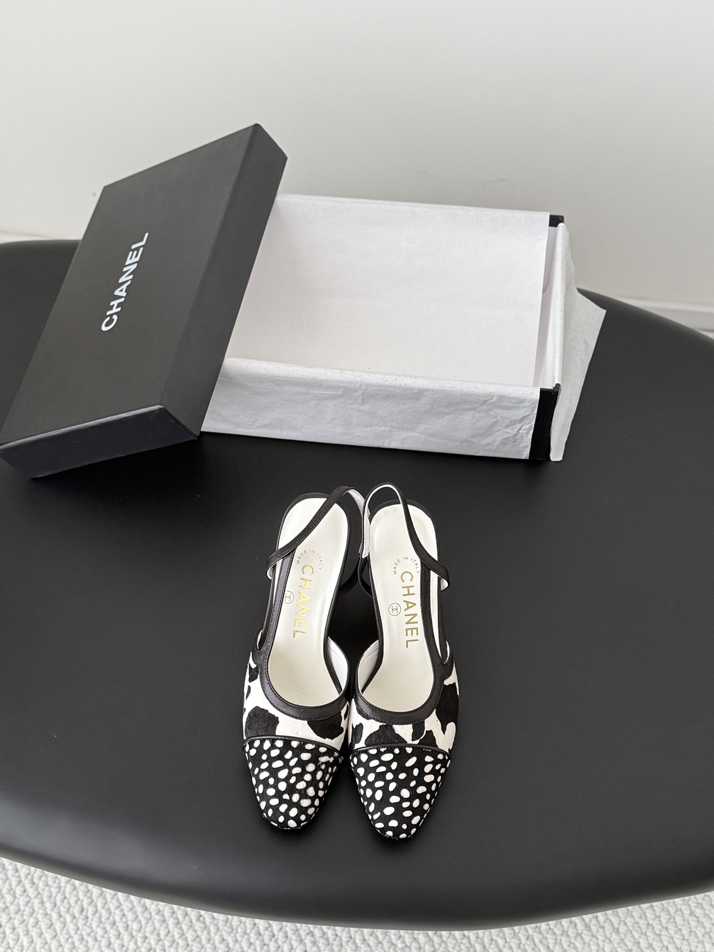 NO:820416,Chanel 26S new color ballet shoes, original 1:1 replica, a classic among classics, perfect whether paired with trousers or skirts. The small round toe design is very good at modifying the foot shape, a must-have for little fairies!  Size 35-39 Other sizes can be customized, sandals, chanel, sandals, skirts19860909Chanel 26S新色芭蕾舞鞋 原版1:1复刻 经典中的经典 无论搭配裤装还是裙装都是完美 小圆头的设计很好的修饰脚型 ,小仙女们必备！ 码数 35-39 其它码数定做,凉鞋单鞋,chanel,sandals,skirts,Women's Shoes