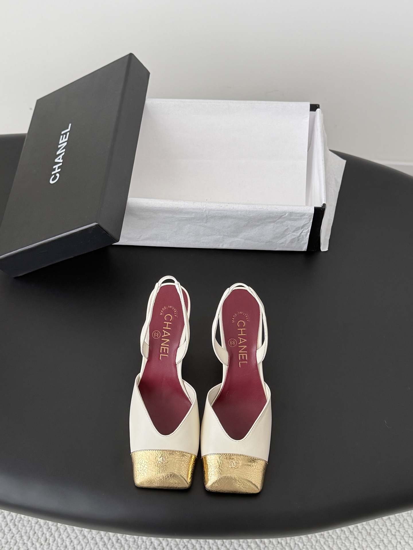 NO:820411,Chanel 26K Mary Jane shoes are simple yet sweet and playful!  Three-dimensional electric embroidery logo, solid color fabric is refreshing and easy to match, with buttons for more heeling. Sheepskin lining, genuine leather outsole Size: 35-39, other sizes are custom-made and non-refundable, high heels and sandals, chanel, sandals, mary jane, high heels, sheepskin, Leather soles19860909Chanel 26K玛丽珍单鞋 简约又不失甜美俏皮！ 立体电绣logo,纯色面料清爽易搭,搭配扣子更加跟脚.内里羊皮 真皮大底 Size:35-39 其他码数定做不退换,高跟鞋凉鞋,chanel,sandals,mary jane,high heels,sheepskin,Leather soles,Women's Shoes