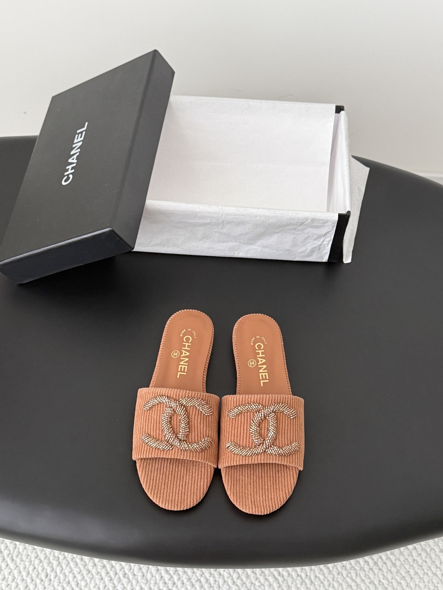NO:820456,Chanel26K new early spring flip-flops. Small fragrant slippers that exude lasting charm. Recommended by many celebrities. Simple and easy to match. Size: 35-39 (other sizes are not returned or exchanged), slippers, chanel, slippers19860909Chanel26K早春新款夹脚凉拖 散发持久魅力的小香拖鞋 众多明星纷纷推荐 简单好搭配 Size:35-39（其他码数定制不退换）,拖鞋,chanel,slippers,Women's Shoes