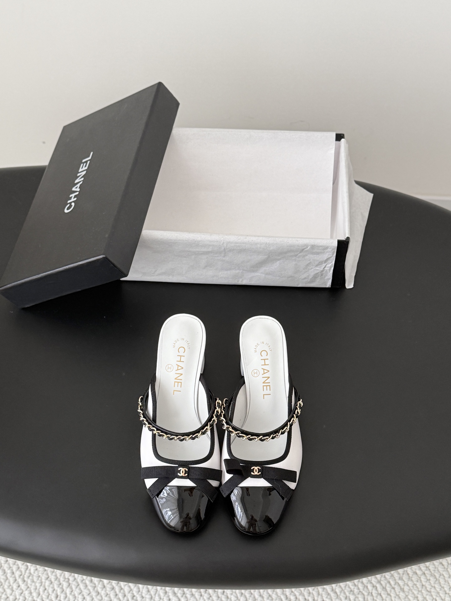 NO:820446,Chanel 26C new spring and summer new series of chain slippers, the first release of the whole series, I have them all in the counter!  High version, high quality, cowhide upper, sheepskin lining, genuine leather outsole Size: 35-39, other sizes are determined, high heels and slippers, chanel, high heels, slippers, cowhide, sheepskin, Leather soles19860909Chanel 26C春夏新款全系列链条拖鞋 全系列首发 专柜有的我都有！ 高版本高品质 鞋面牛皮 内里羊皮 真皮大底 Size:35-39 其他码数定,高跟鞋拖鞋,chanel,high heels,slippers,cowhide,sheepskin,Leather soles,Women's Shoes