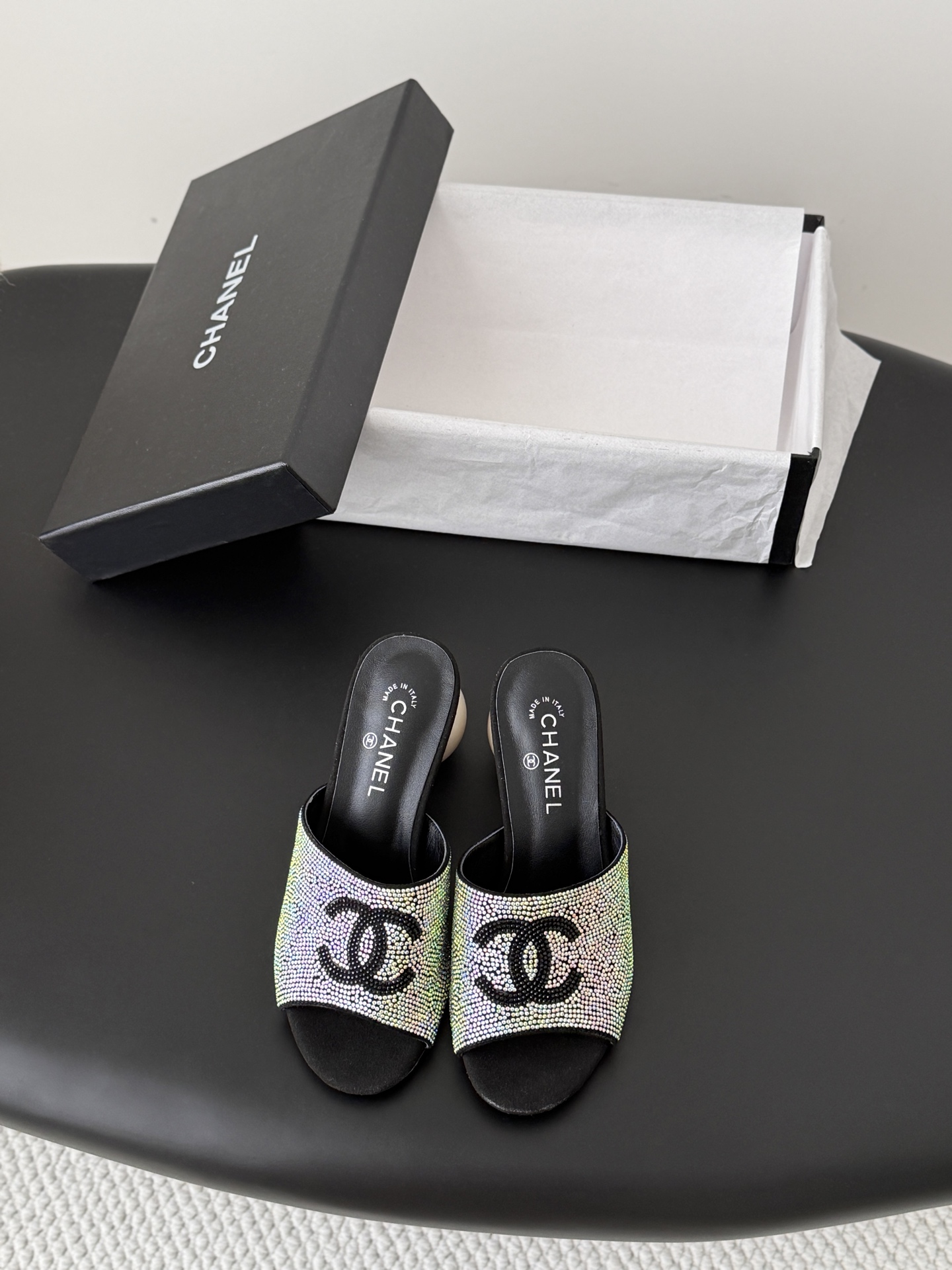 NO:820451,Chanel 26 new pearl Mary Jane slippers, the leather texture is super good, and the upper foot is delicate~ The upper is cowhide/special material, the lining is sheepskin, and the leather outsole!  Size: 35-39 Other sizes are determined, high heels and slippers, chanel, mary jane, high heels, slippers, cowhide, sheepskin, Leather soles19860909Chanel 26新款珍珠玛丽珍拖鞋 皮料质感超好,上脚秀气～ 鞋面牛皮/特殊材料,内里羊皮,真皮大底！ Size:35-39 其它码数定,高跟鞋拖鞋,chanel,mary jane,high heels,slippers,cowhide,sheepskin,Leather soles,Women's Shoes