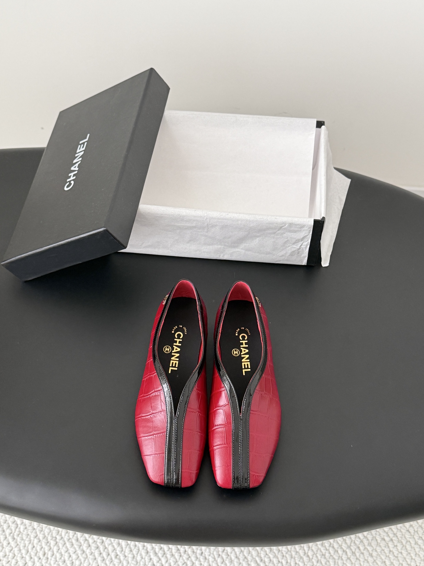NO:820431,Chanel 26K Mary Jane shoes are simple yet sweet and playful!  Three-dimensional electric embroidery logo, solid color fabric is refreshing and easy to wear, with buttons for more heeling. Sheepskin lining, genuine leather outsole Size: 35-39, other sizes are customized and non-returnable, single shoes, chanel, mary jane, sheepskin, Leather soles19860909Chanel 26K玛丽珍单鞋 简约又不失甜美俏皮！ 立体电绣logo,纯色面料清爽易搭,搭配扣子更加跟脚.内里羊皮 真皮大底 Size:35-39 其他码数定做不退换,单鞋,chanel,mary jane,sheepskin,Leather soles,Women's Shoes