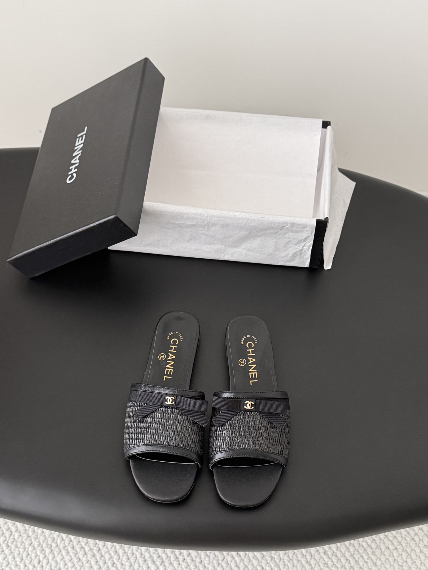 NO:820436,Chanel's 26K spring and summer new bow-knot shoes have the usual elegant and ladylike temperament of Grandma Xiang's family. They are embellished with metal bows and are full of femininity. They have a sense of high-end and are very nice on the feet!  Very versatile!  Incomparably beautiful!  Size35-39 (other size customization is not returnable), slippers, chanel, slippers19860909Chanel 26K春夏新品蝴蝶结单鞋 香奶奶家一贯的优雅名媛气质 金属蝴蝶结点缀 女人味十足～ 高级感拉满 上脚非常nice！ 非常百搭！无敌美！ Size35-39（其他码数定制不退换）,拖鞋,chanel,slippers,Women's Shoes