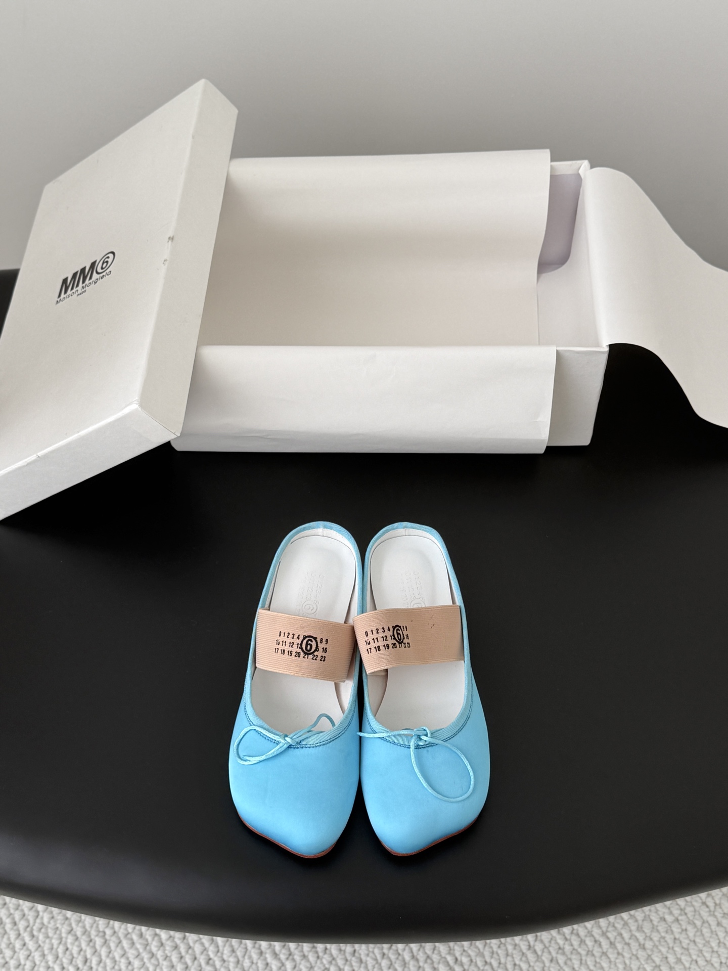 NO:820426,High quality!  Maison Margiela MM6 split-toe shoes Tabi Italian vegetable-tanned sheepskin!  Welcome to compare with the real original outsole!  Size:35-39 Other sizes can be customized, half drag, masion margiela, sheepskin19860909高定品质！Maison Margiela MM6分趾鞋 Tabi 意产植鞣羊皮！ 欢迎对比 真正的原版大底！ Size:35-39 其他码数定做,半拖,masion margiela,sheepskin,Women's Shoes