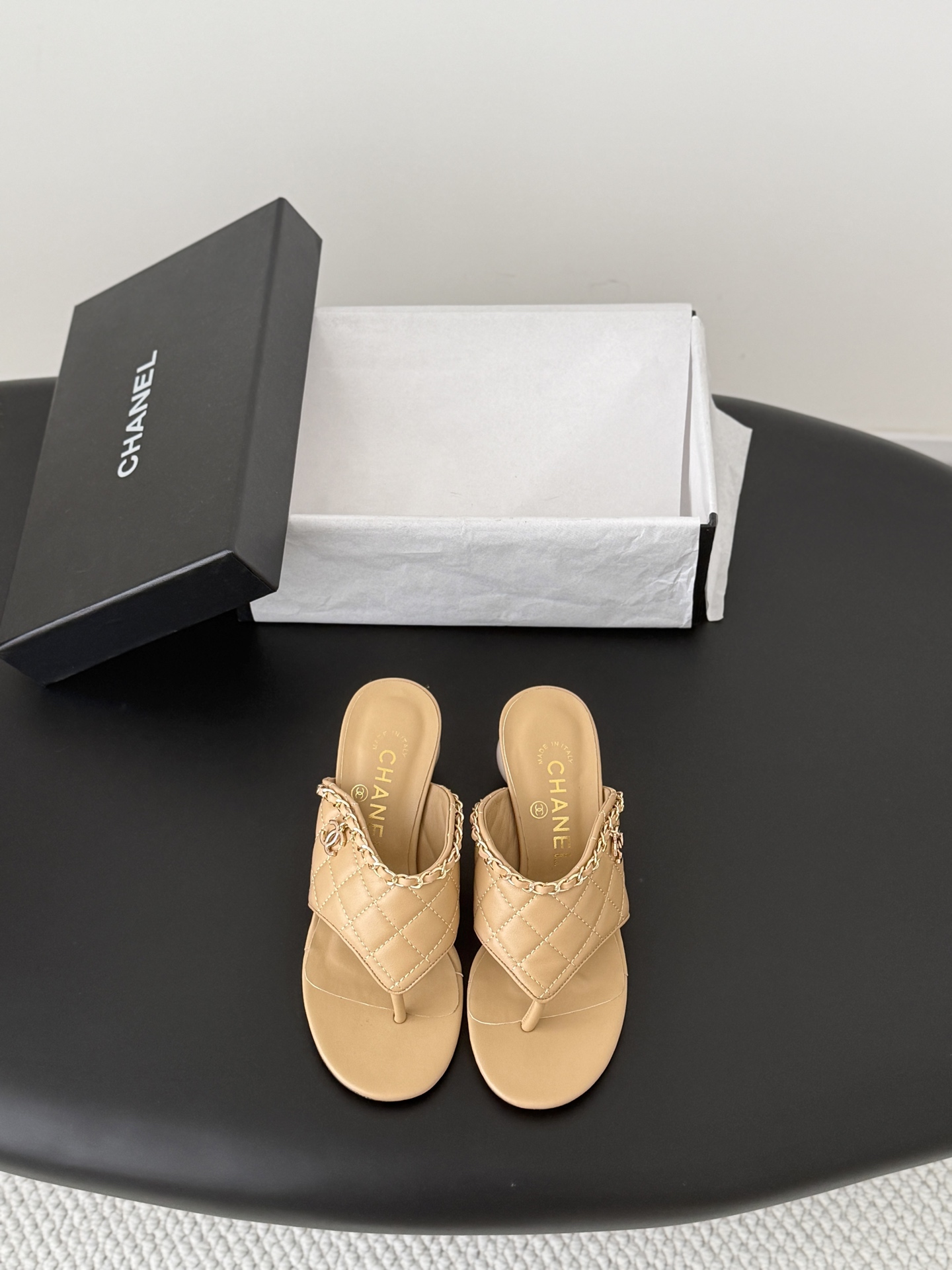 NO:820420,Chanel 26 new pearl Mary Jane slippers, the leather texture is super good, and the upper foot is delicate ~ cowhide upper, sheepskin lining, leather outsole!  Size:35-39 Other sizes are determined, split-toe shoes, chanel, mary jane, slippers, cowhide, sheepskin, Leather soles19860909Chanel 26新款珍珠玛丽珍拖鞋 皮料质感超好,上脚秀气～ 鞋面牛皮,内里羊皮,真皮大底！ Size:35-39 其它码数定,分趾鞋,chanel,mary jane,slippers,cowhide,sheepskin,Leather soles,Women's Shoes