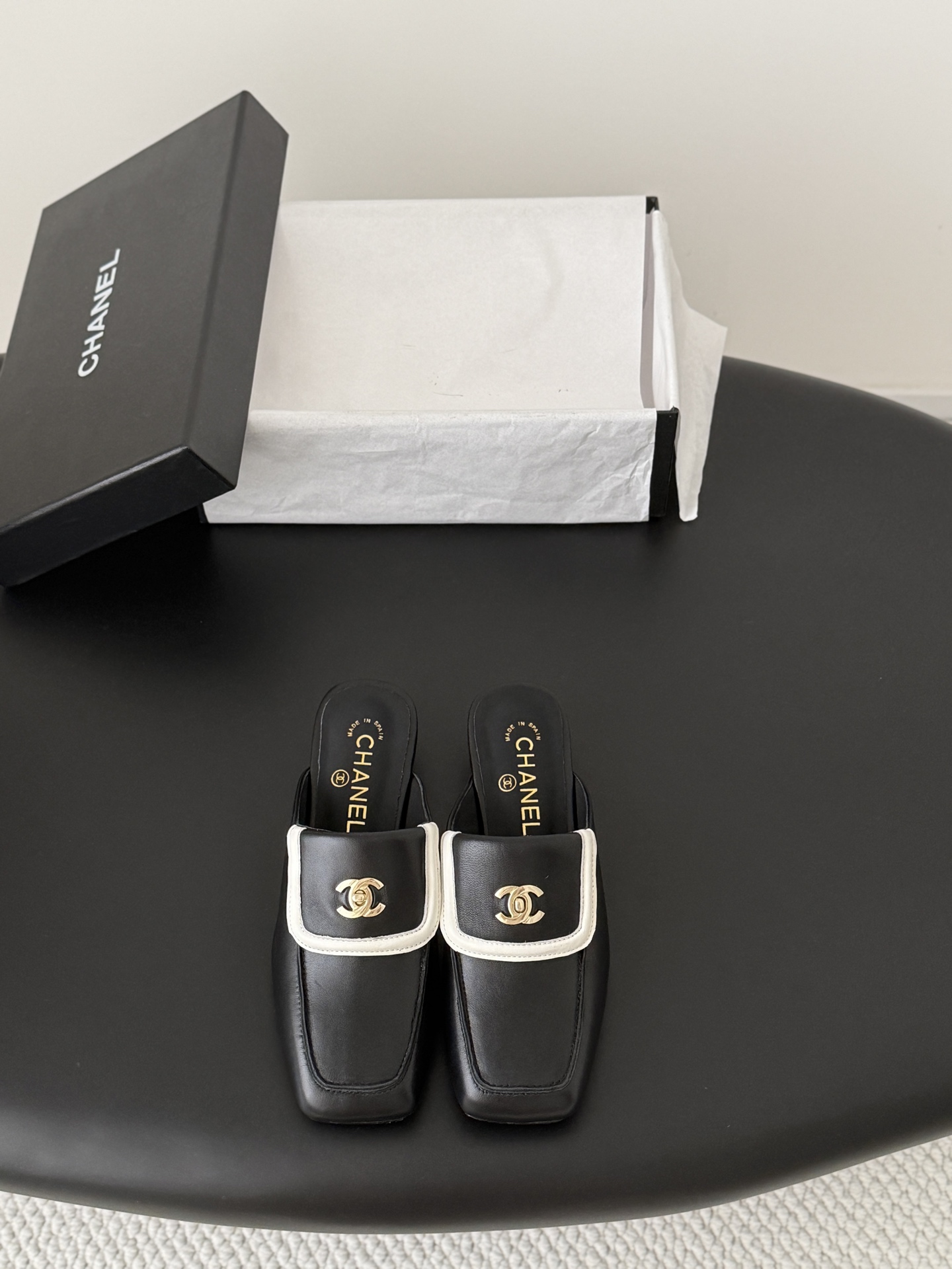 NO:783804,Chanel 26C new school bag buckle and half drag, the return of the classic school bag buckle design, special Vintage, full of retro flavor, loafers have also grown to the aesthetics, cowhide upper, sheepskin lining, leather outsole Size: 35-39, other sizes are customized 395, half drag, chanel, loafers, cowhide, sheepskin, Leather soles19860909Chanel 26C新款书包扣半拖 回归的经典书包扣设计 特别Vintage 复古味十足 乐福鞋也长到了审美上 鞋面牛皮 内里羊皮 真皮大底 Size:35-39 其他码数定做395,半拖,chanel,loafers,cowhide,sheepskin,Leather soles,Women's Shoes