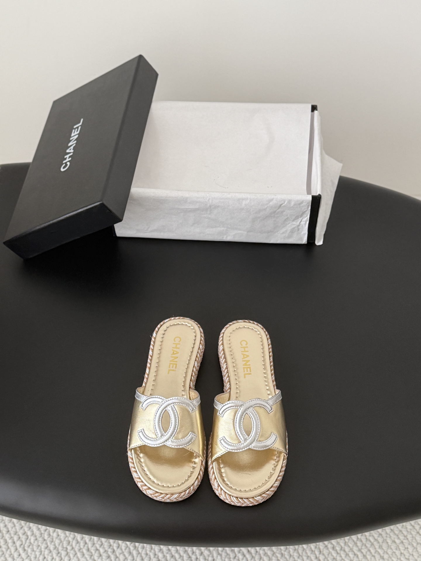 NO:820415,Chanel 26 new woven slippers, the leather texture is super good, and the upper foot is delicate~ Cowhide upper, sheepskin lining, original outsole Size: 35-39 Other sizes are fixed, slippers, chanel, slippers, cowhide, sheepskin19860909Chanel 26新款编织拖鞋 皮料质感超好,上脚秀气～ 鞋面牛皮,内里羊皮,原版大底 Size:35-39 其它码数定,拖鞋,chanel,slippers,cowhide,sheepskin,Women's Shoes