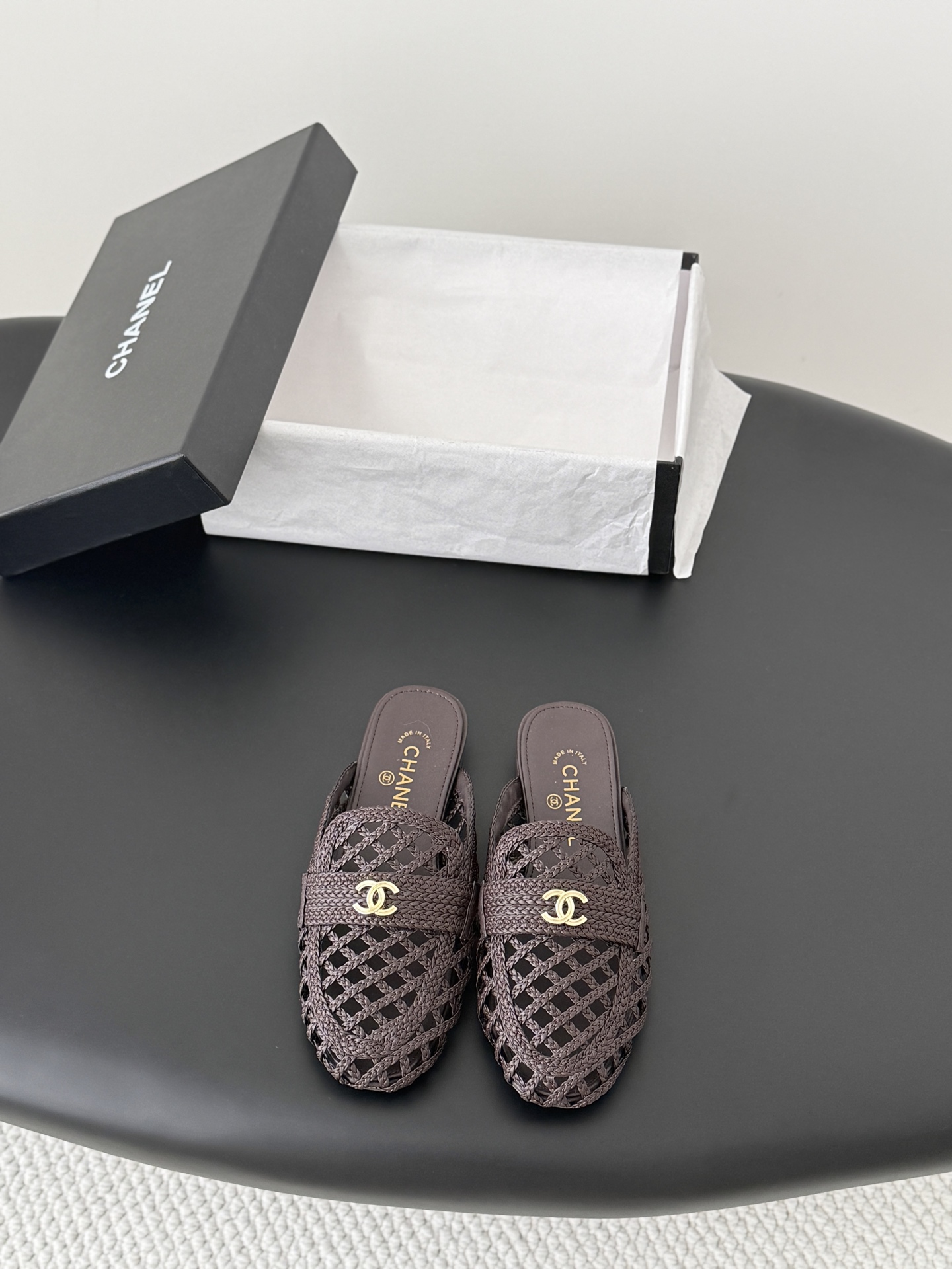 NO:820410,Chanel 26 new woven slippers, the leather texture is super good, and the upper foot is delicate~ Cowhide upper, sheepskin lining, original outsole Size: 35-39 Other sizes are fixed, loafers and half slippers, chanel, loafers, slippers, cowhide, sheepskin19860909Chanel 26新款编织拖鞋 皮料质感超好,上脚秀气～ 鞋面牛皮,内里羊皮,原版大底 Size:35-39 其它码数定,乐福鞋半拖,chanel,loafers,slippers,cowhide,sheepskin,Women's Shoes