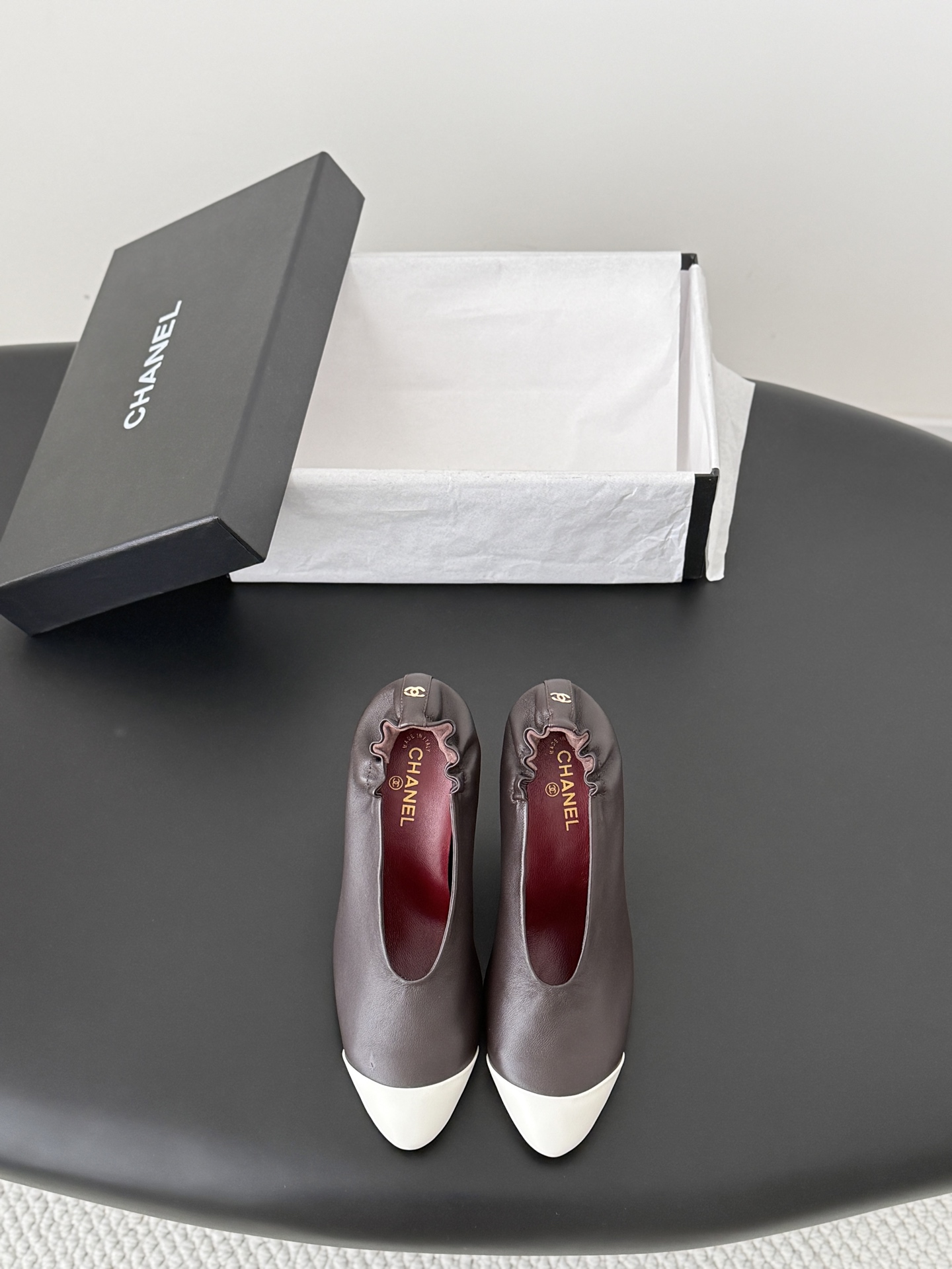 NO:783756,Chanel 26K Mary Jane shoes are simple yet sweet and playful!  Three-dimensional electric embroidery logo, solid color fabric is refreshing and easy to match, with buttons for more heeling. Sheepskin lining, genuine leather outsole Size: 35-39, other sizes can be customized and non-refundable 378, high heels, chanel, mary jane, high heels, sheepskin, Leather soles19860909Chanel 26K玛丽珍单鞋 简约又不失甜美俏皮！ 立体电绣logo,纯色面料清爽易搭,搭配扣子更加跟脚.内里羊皮 真皮大底 Size:35-39 其他码数定做不退换378,高跟鞋单鞋,chanel,mary jane,high heels,sheepskin,Leather soles,Women's Shoes