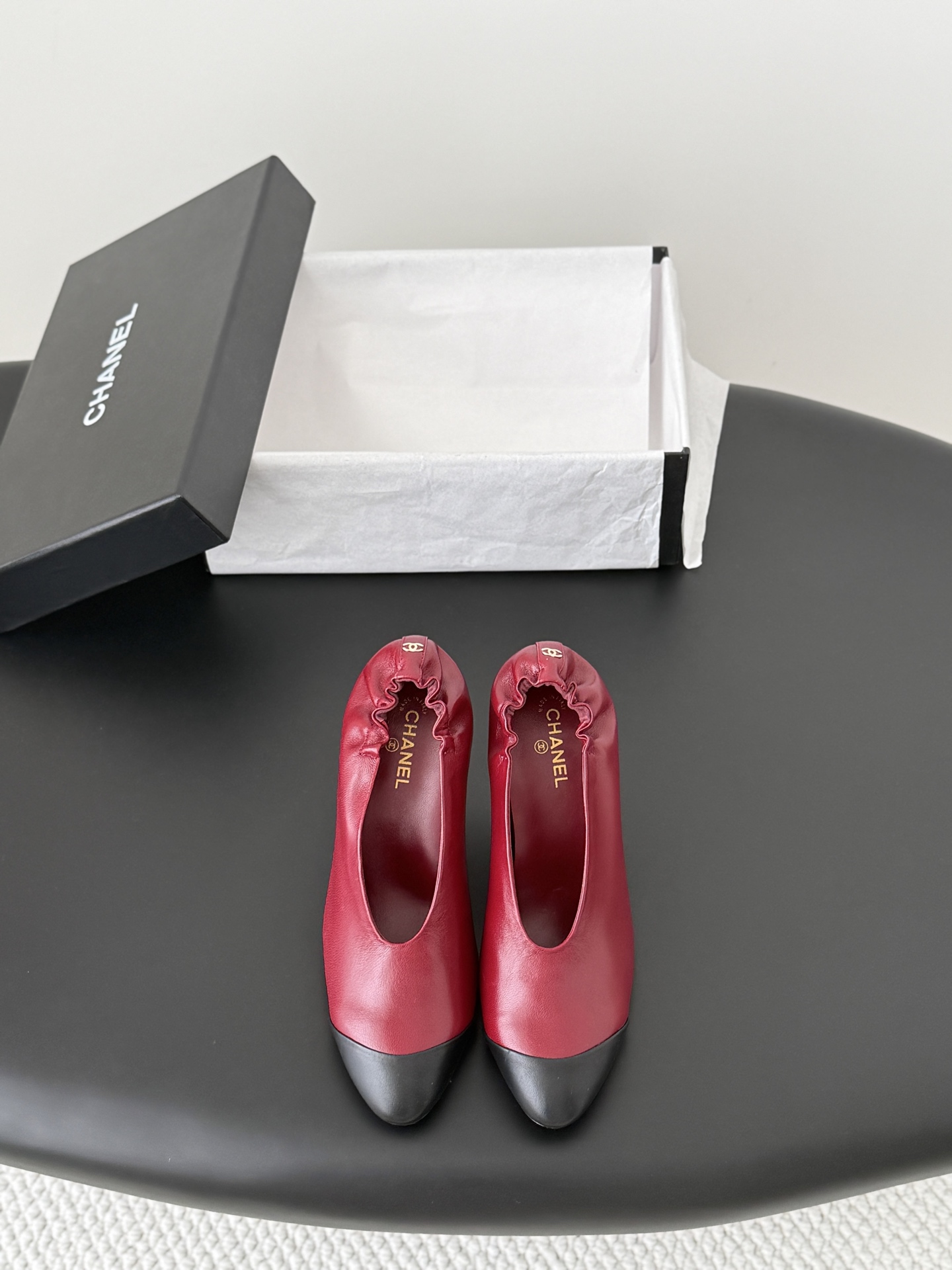 NO:783763,Chanel 26K Mary Jane shoes are simple yet sweet and playful!  Three-dimensional electric embroidery logo, solid color fabric is refreshing and easy to match, with buttons for more heeling. Sheepskin lining, genuine leather outsole Size: 35-39, other sizes can be customized and non-refundable 378, high heels, chanel, mary jane, high heels, sheepskin, Leather soles19860909Chanel 26K玛丽珍单鞋 简约又不失甜美俏皮！ 立体电绣logo,纯色面料清爽易搭,搭配扣子更加跟脚.内里羊皮 真皮大底 Size:35-39 其他码数定做不退换378,高跟鞋单鞋,chanel,mary jane,high heels,sheepskin,Leather soles,Women's Shoes