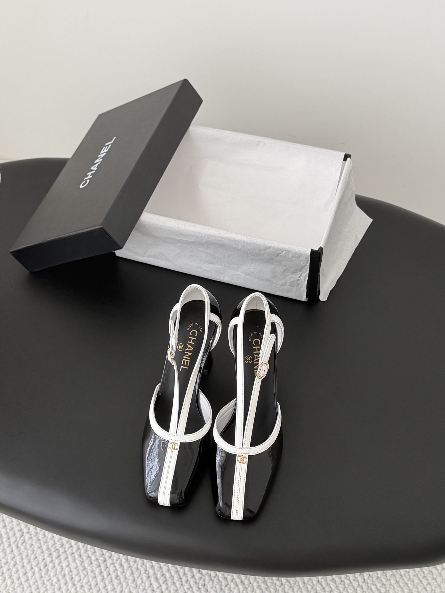 NO:783810,Chanel 26K Mary Jane shoes are simple yet sweet and playful!  Three-dimensional electric embroidery logo, solid color fabric is refreshing and easy to match, with buttons for more heeling. Sheepskin lining, genuine leather outsole Size: 35-39, other sizes can be customized and non-refundable 378, high heels, chanel, mary jane, high heels, sheepskin, Leather soles19860909Chanel 26K玛丽珍单鞋 简约又不失甜美俏皮！ 立体电绣logo,纯色面料清爽易搭,搭配扣子更加跟脚.内里羊皮 真皮大底 Size:35-39 其他码数定做不退换378,高跟鞋单鞋,chanel,mary jane,high heels,sheepskin,Leather soles,Women's Shoes