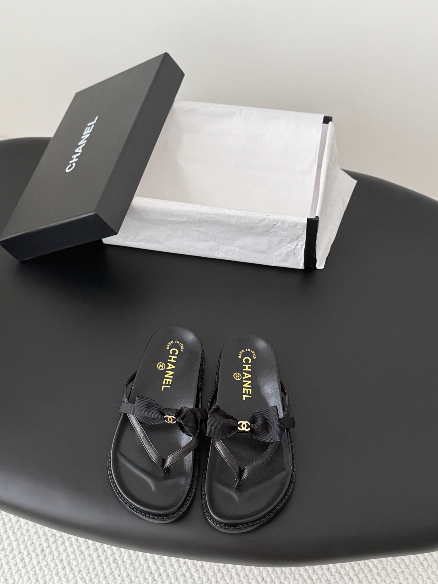 NO:781634,Chanel 26 new flip-flop slippers, the leather texture is super good, the upper foot is delicate~ Cowhide upper, sheepskin lining, original outsole Size: 35-39 Other sizes are determined, split-toe shoes, chanel, slippers, cowhide, sheepskin19860909Chanel 26新款夹脚拖鞋 皮料质感超好,上脚秀气～ 鞋面牛皮,内里羊皮,原版大底 Size:35-39 其它码数定,分趾鞋,chanel,slippers,cowhide,sheepskin,Women's Shoes