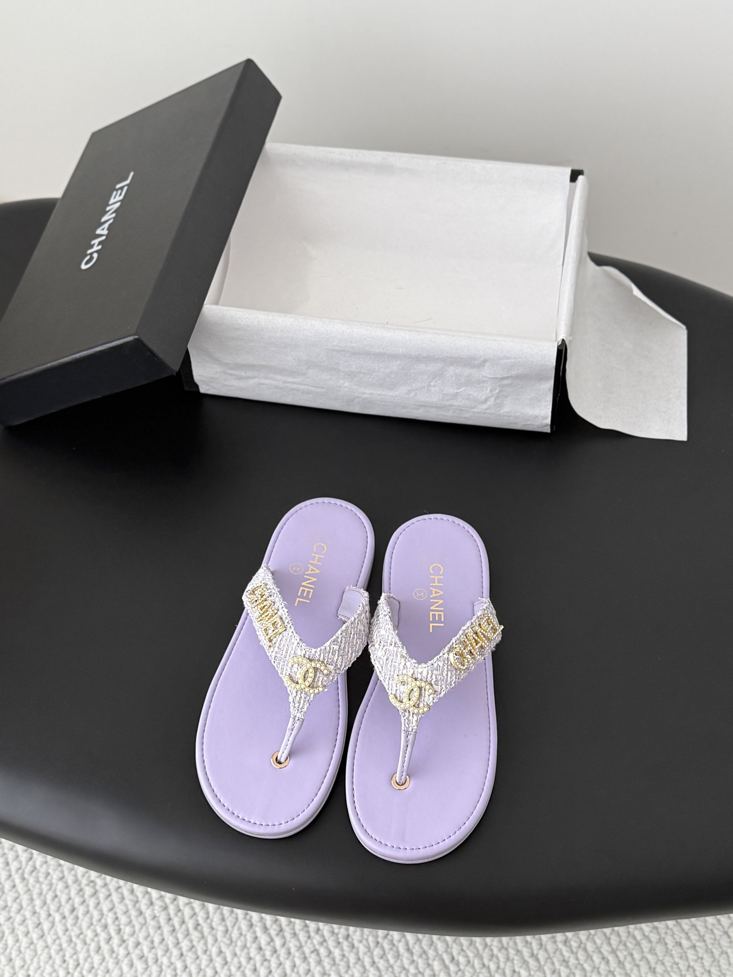 NO:782372,Chanel26 new early spring flip-flops. Small fragrant slippers that exude lasting charm. Recommended by many celebrities. Simple and easy to match. Size: 35-39 (other sizes cannot be returned or exchanged), split-toe shoes, chanel, slippers19860909Chanel26早春新款夹脚凉拖 散发持久魅力的小香拖鞋 众多明星纷纷推荐 简单好搭配 Size:35-39（其他码数定制不退换）,分趾鞋,chanel,slippers,Women's Shoes