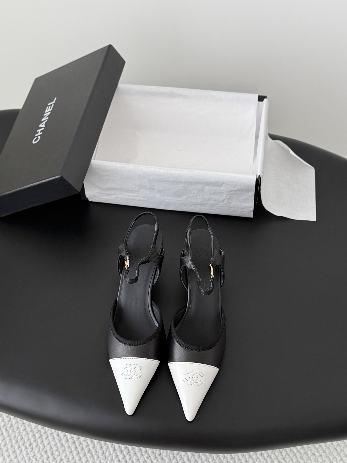 NO:782367,Chanel26 new pointed-toe high-heeled shoes, new models are on sale first, classic color matching, this year's must-have item, original development, private model hardware, genuine leather outsole, sheepskin lining, medium heel 5.5cm Size: 35-39 (34-40-41 size customization is not returnable), high-heeled sandals, chanel, sandals, high heels, sheepskin, Leather soles19860909Chanel26新款尖头高跟单鞋 新款抢先发售 经典拼色 今年必爆单品 原版开发 私模五金 真皮大底 内里羊皮 中跟5.5cm Size:35-39（34-40-41码数定制不退换）,高跟鞋凉鞋,chanel,sandals,high heels,sheepskin,Leather soles,Women's Shoes