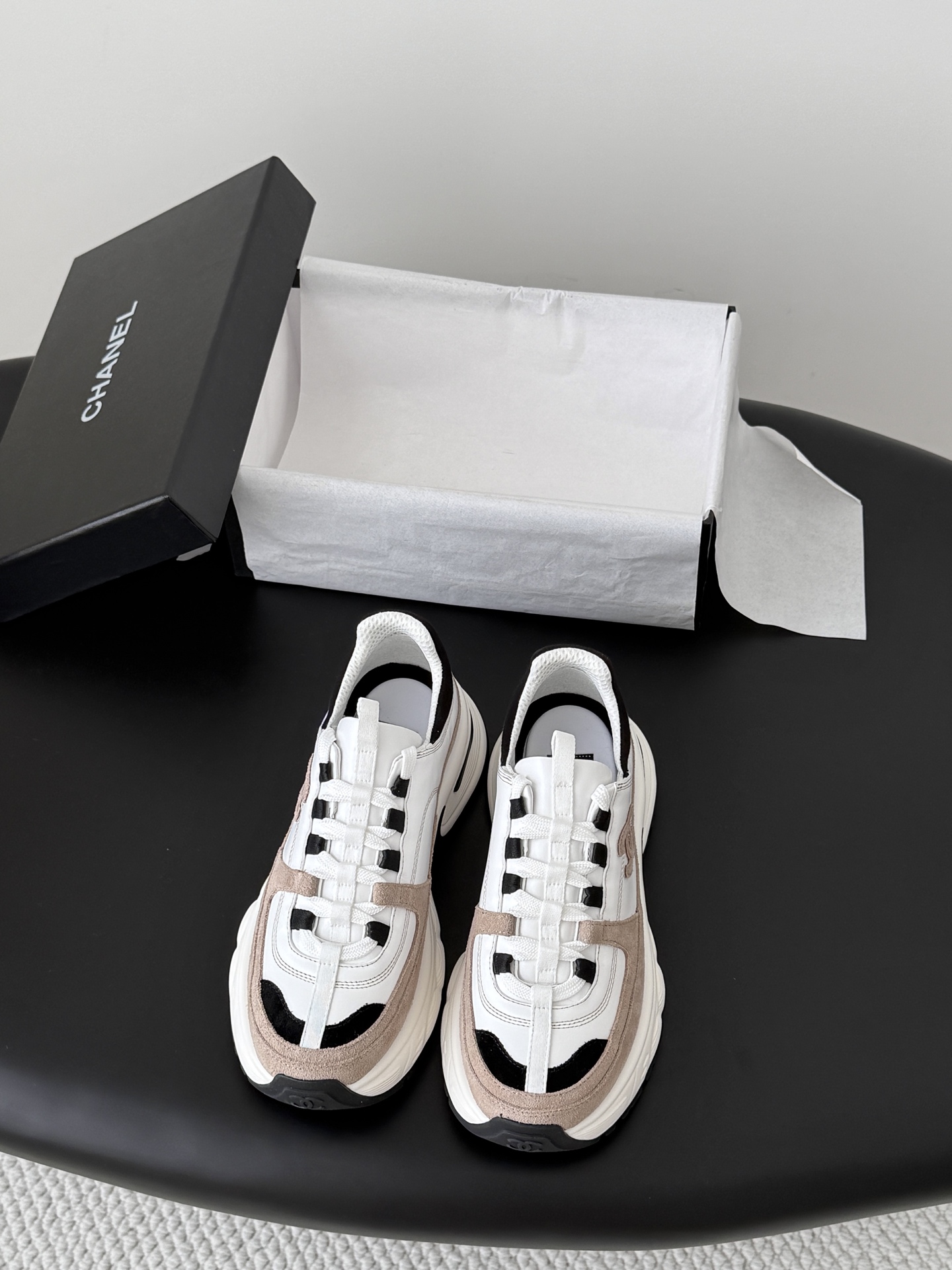 NO:782425,Chanel 26c early spring new silver horn king, versatile white shoes, you can't go wrong with the styles. The contrasting colors are full of vitality. The logo embossed on the side is very delicate on the feet. Original customized material for the upper. Original outsole Size: 35-40, casual shoes/sports shoes, chanel, alexander wang, sneakers19860909Chanel 26c早春新款银角大王 百搭小白鞋 款式搭配不会出错 撞色搭配活力满满啊 侧面压印logo 上脚很秀气 鞋面原版定制材料 原版大底 Size:35-40,休闲鞋/运动鞋,chanel,alexander wang,sneakers,Women's Shoes