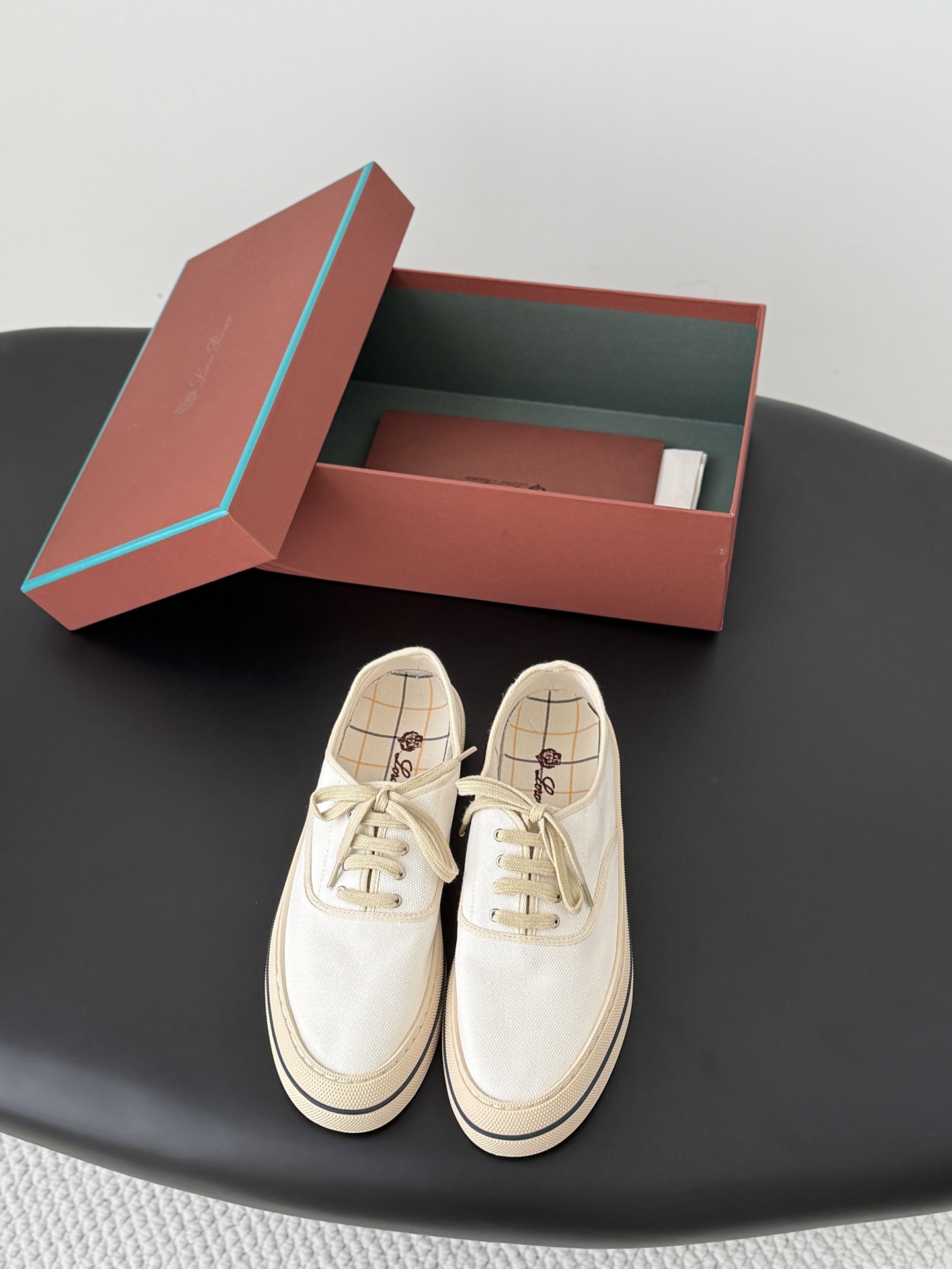 NO:782433,Loropiana new casual shoes, quality PK genuine, LP only sells high-end versions, summer walk only has O pairs and countless pairs. The aesthetics and choice of shoes are also a kind of self-expression. Loro captures me with the comfort of walking on clouds. It adapts to the comfortable and relaxed state of daily wear, allowing me to shuttle freely in relaxation and leisure. Upper cloth, inner sheepskin, original outsole Size35-40, casual shoes/sports shoes, loro piana, loro  piana,sneakers,sheepskin19860909Loropiana 新款休闲鞋 质量PK正品 LP只上高版本货 summer walk 只有O双和无数双 关于鞋的审美和选择也是一种自我表达 Loro 以脚踩云朵般的舒适度俘获了我适应平日里惬意轻松状态下的穿着让i人也能在松弛悠闲中穿梭自如 鞋面布面 内里羊皮 原版大底 Size35-40,休闲鞋/运动鞋,loro piana,loro piana,sneakers,sheepskin,Women's Shoes
