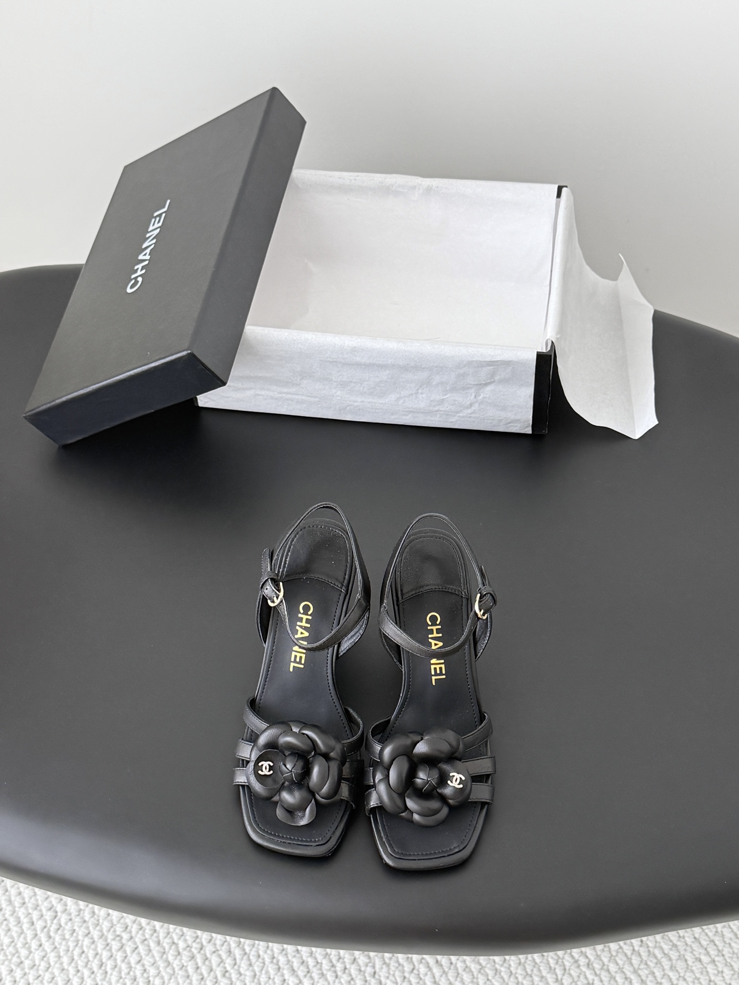 NO:782417,CHANEL 26P new spring and summer camellia sandals. Summer flip-flops inexplicably make people feel free. The addition of camellia is so delicate and beautiful. The upper feet are super delicate and white!  The upper is made of original customized lambskin, the lining is made of imported sheepskin, the Italian imported cowhide outsole zesi35-39 (customized 40/41), slippers, sandals, chanel, sandals, slippers, cowhide, sheepskin19860909CHANEL 26P春夏新款山茶花凉鞋 夏天的人字拖莫名让人感到自由 加上山茶花 太精致了 也太好看了吧 上脚超秀气显白！ 鞋面采用原版定制小羊皮 内里采用进口羊皮 意大利进口牛皮大底 zesi35-39（40/41定制）,拖鞋凉鞋,chanel,sandals,slippers,cowhide,sheepskin,Women's Shoes