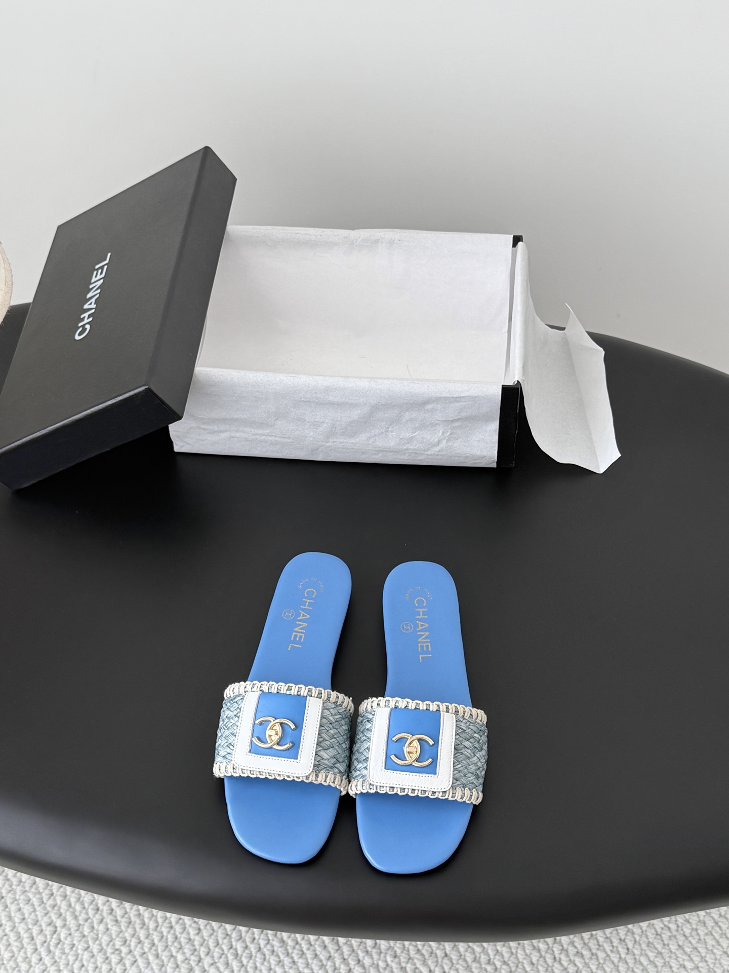 NO:782409,Chanel26 new early spring woven slippers. Small fragrant slippers that exude lasting charm. Recommended by many celebrities. Simple and easy to match. Size: 35-39 (other sizes are not returned or exchanged), slippers, chanel, slippers19860909Chanel26早春新款编织拖鞋 散发持久魅力的小香拖鞋 众多明星纷纷推荐 简单好搭配 Size:35-39（其他码数定制不退换）,拖鞋,chanel,slippers,Women's Shoes