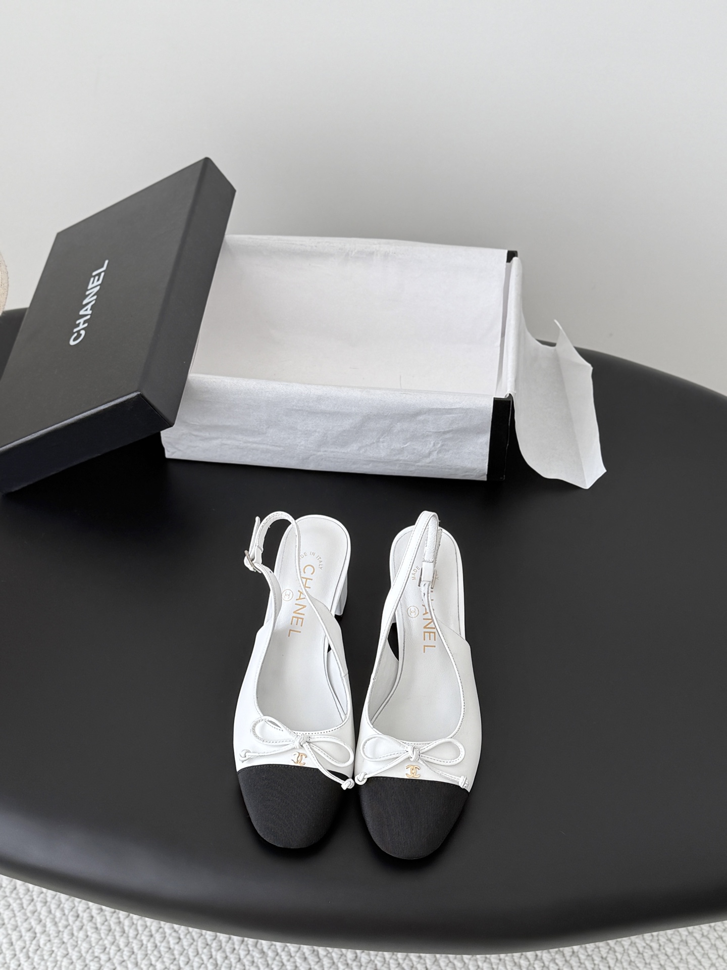 NO:782401,Chanel 26K square-toe Mary Jane sneakers are simple yet sweet and playful!  Classic color matching, refreshing and easy to match, sheepskin lining, genuine leather outsole Size: 35-39 (other sizes cannot be returned or exchanged), sandals, chanel, sandals, mary jane, sheepskin, Leather soles19860909Chanel 26K方头玛丽珍后空单鞋 简约又不失甜美俏皮！ 经典配色 清爽易搭 内里羊皮 真皮大底 Size:35-39（其他码数定做不退换）,凉鞋,chanel,sandals,mary jane,sheepskin,Leather soles,Women's Shoes