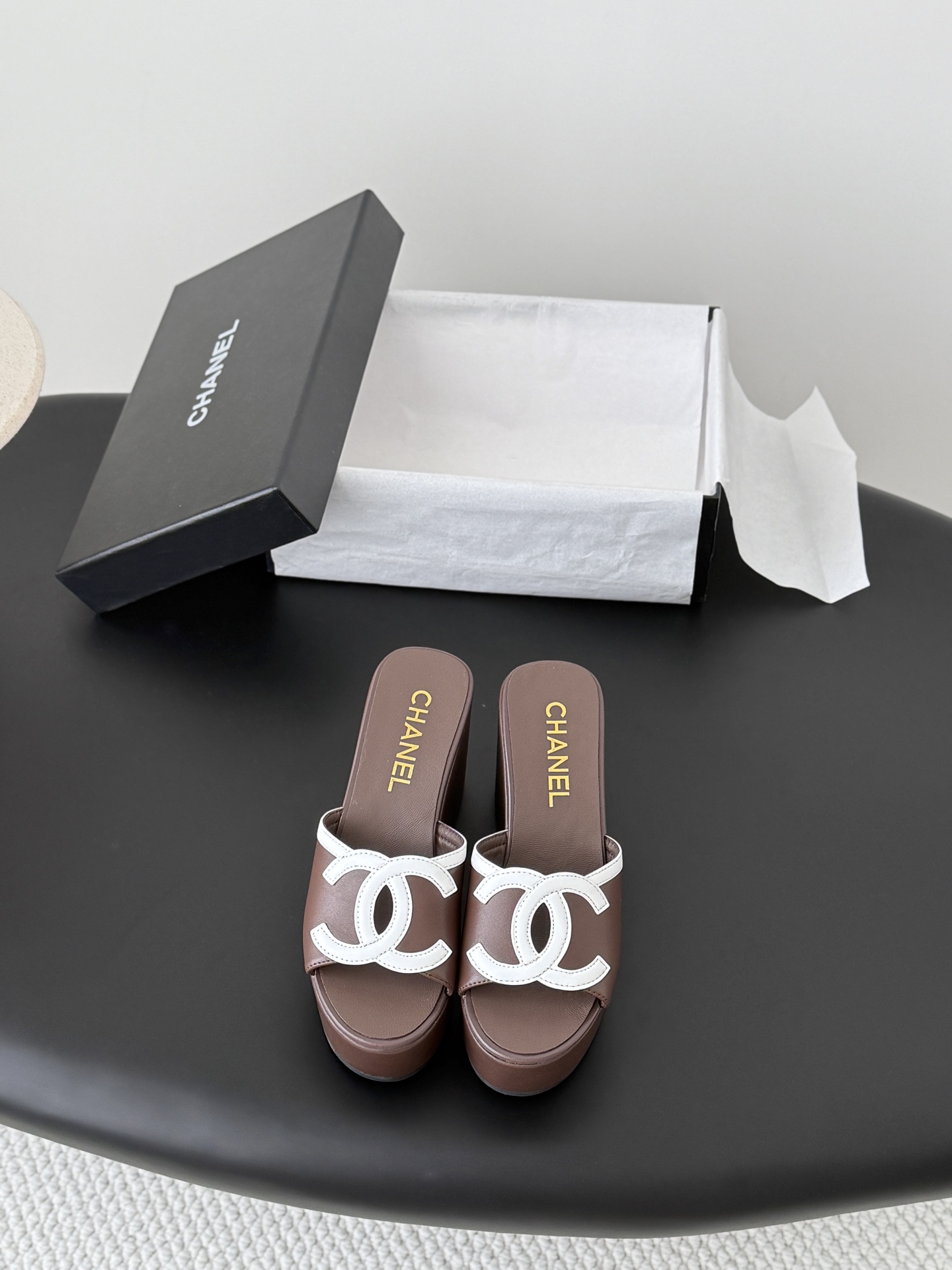NO:783990,Chanel 26P new double C flip-flops. This series is really amazing. How come they are so beautiful!  Summer is really an invincible combination that can be salty or sweet~ Cowhide upper, lambskin lining, original outsole, size 35-39 (customized 40/41), slippers, chanel, slippers, cowhide, sheepskin19860909Chanel 26P新品双C人字拖鞋 这一系列这真的是绝了 怎么会这么美！ 夏天真的是无敌搭配可盐可甜～ 鞋面牛皮 内里是小羊皮 原版大底 码数35-39（40/41定制）,拖鞋,chanel,slippers,cowhide,sheepskin,Women's Shoes