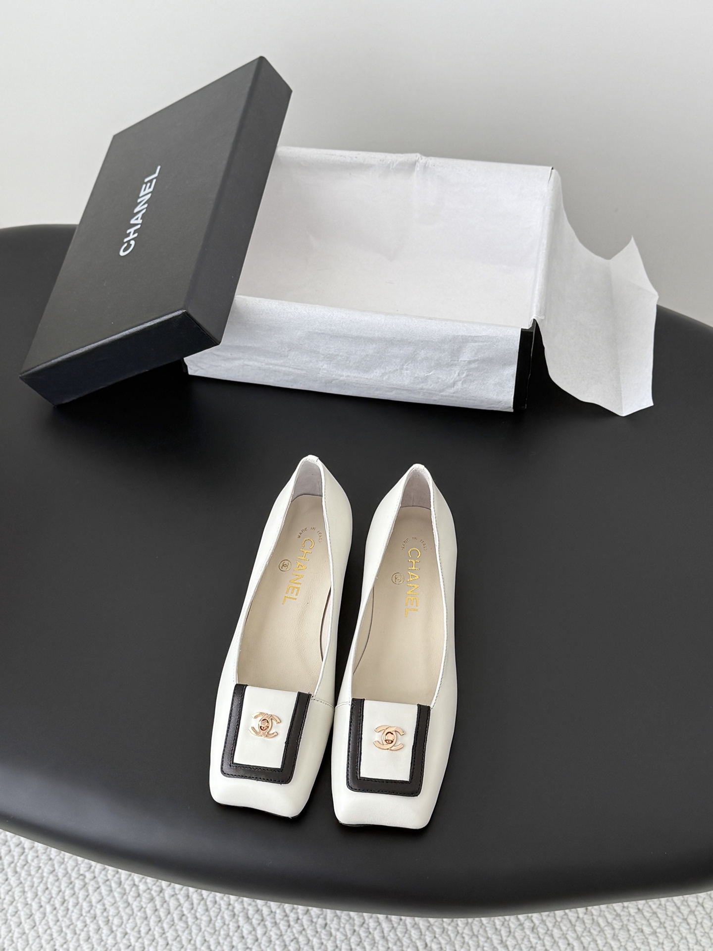 NO:784021,Chanel 26C new schoolbag buckle shoes, the return of the classic schoolbag buckle design, special vintage, full of retro flavor, loafers have also grown to aesthetics, upper cowhide, lining sheepskin, leather outsole Size: 35-39 Other sizes are customized, single shoes, chanel, loafers, cowhide, sheepskin, Leather soles19860909Chanel 26C新款书包扣单鞋 回归的经典书包扣设计 特别Vintage 复古味十足 乐福鞋也长到了审美上 鞋面牛皮 内里羊皮 真皮大底 Size:35-39 其他码数定做,单鞋,chanel,loafers,cowhide,sheepskin,Leather soles,Women's Shoes