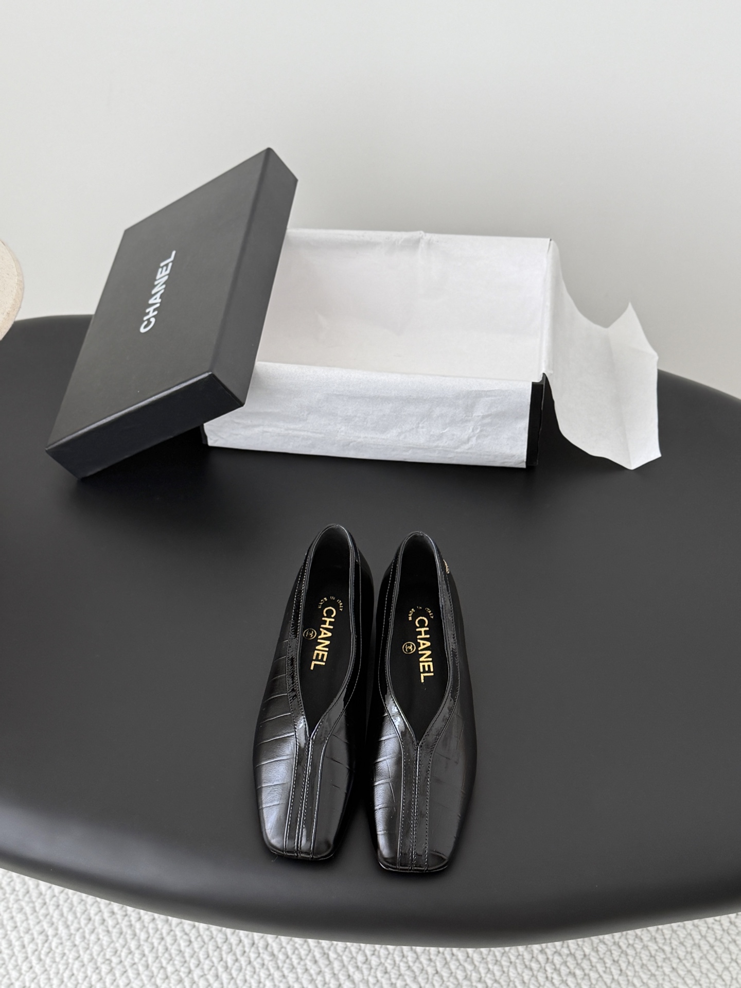 NO:784025,Chanel 26A Advanced Handicraft Workshop Series Shoes. New models are on sale first. This year's autumn and winter must-have items. Original development. Private model hardware. Genuine leather outsole. Upper cowhide. Lining sheepskin. Size: 35-39. Other sizes are determined. Single shoes, chanel, cowhide, sheepskin, Leather soles19860909Chanel 26A高级手工坊系列单鞋 新款抢先发售 今年秋冬必爆单品 原版开发 私模五金 真皮大底 鞋面牛皮 内里羊皮 Size:35-39 其他码数定,单鞋,chanel,cowhide,sheepskin,Leather soles,Women's Shoes