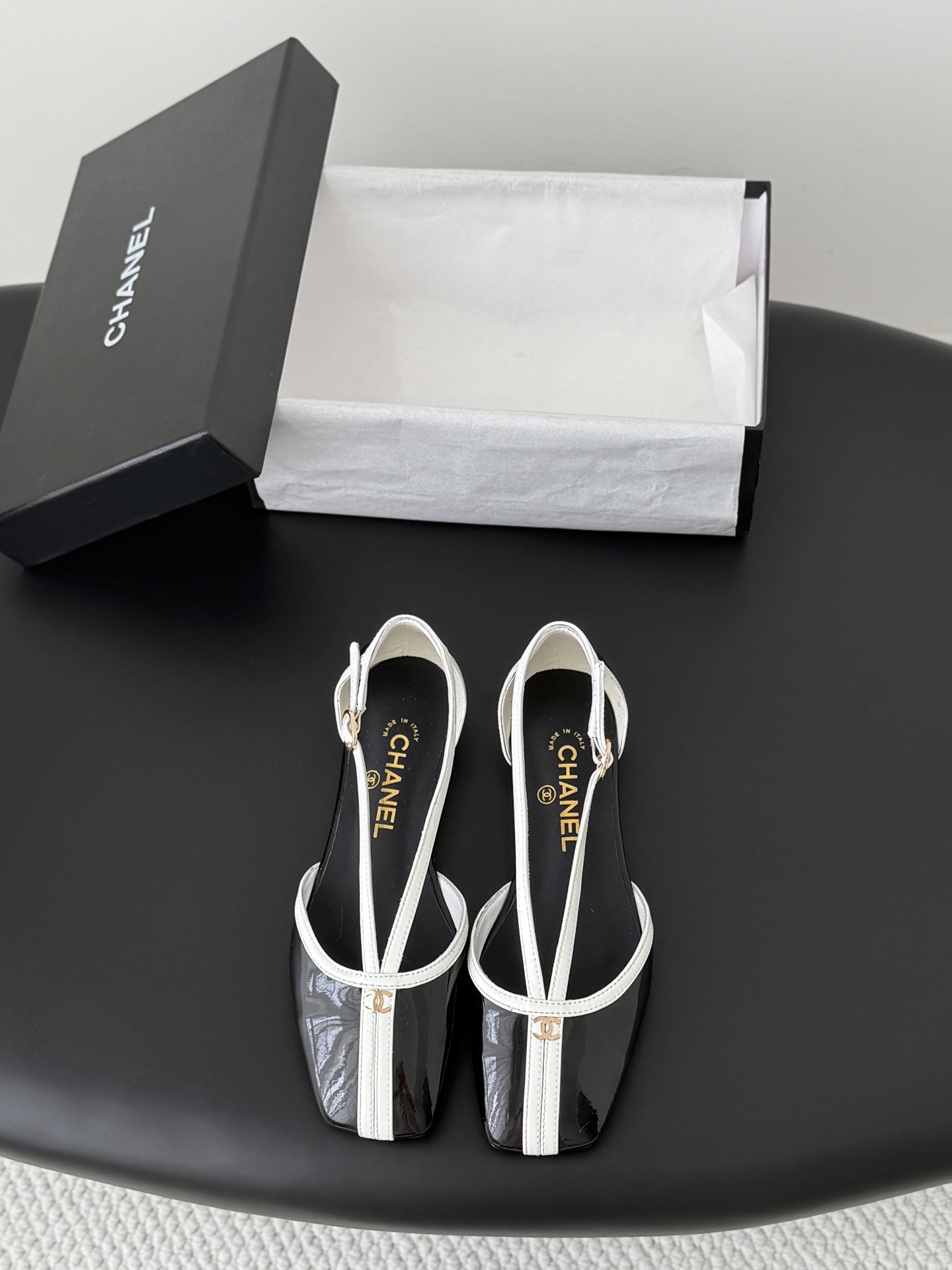 NO:787065,Chanel 26K Mary Jane shoes are simple yet sweet and playful!  Three-dimensional electric embroidery logo, solid color fabric is refreshing and easy to wear, with buttons for better heeling. Sheepskin lining, genuine leather outsole Size: 35-39, other sizes can be customized and non-returnable, single shoes Mary Jane, chanel, mary jane, sheepskin, Leather soles19860909Chanel 26K玛丽珍单鞋 简约又不失甜美俏皮！ 立体电绣logo,纯色面料清爽易搭,搭配扣子更加跟脚.内里羊皮 真皮大底 Size:35-39 其他码数定做不退换,单鞋玛丽珍,chanel,mary jane,sheepskin,Leather soles,Women's Shoes