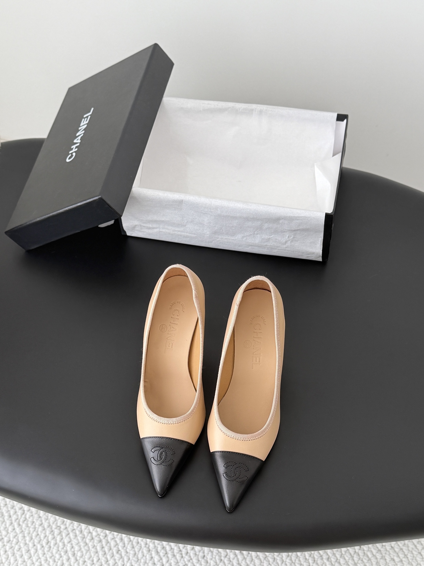 NO:787074,Chanel 26C new pointed-toe shoes. It’s hard not to love the beautiful Mary Jane series. Cowhide upper, sheepskin lining, genuine leather outsole, original molded hardware. Size: 35-39. Customized other sizes, high-heeled shoes, chanel, mary jane, high heels, cowhide, sheepskin, Leather soles.19860909Chanel 26C新款尖头单鞋 绝美玛丽珍系列很难不爱 鞋面牛皮 内里羊皮 真皮大底 原版开模五金 Size:35-39 其他码数定做,高跟鞋单鞋,chanel,mary jane,high heels,cowhide,sheepskin,Leather soles,Women's Shoes