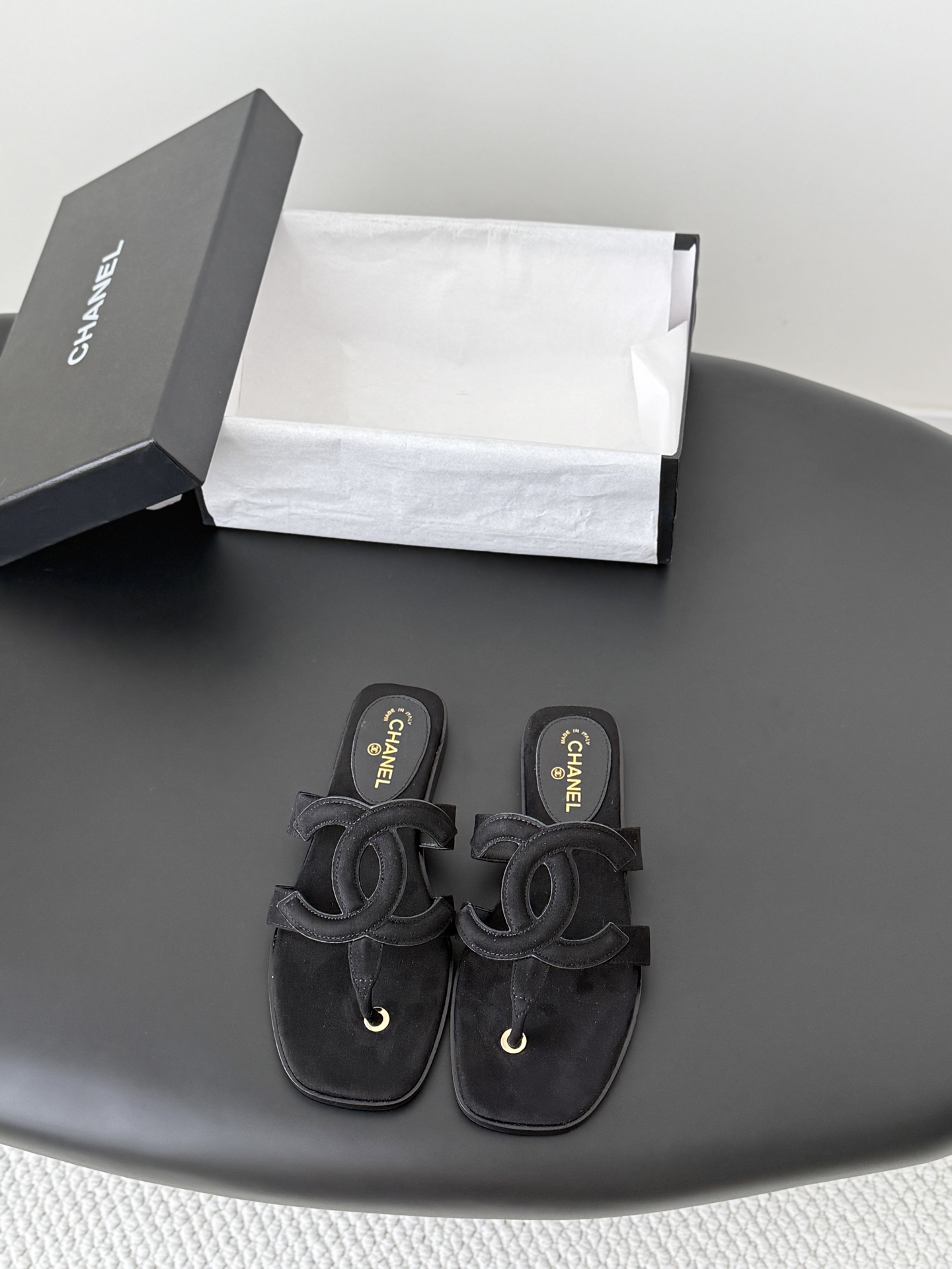 NO:787068,Chanel 26P new double C flip-flops. This series is really amazing. How come they are so beautiful!  Summer is really an invincible combination that can be salty or sweet~ Upper cowhide/suede, lining lambskin, genuine leather outsole, size 35-39 (customized 40/41), split-toe shoes, chanel, slippers, cowhide, sheepskin, chamois leather, Leather soles19860909Chanel 26P新品双C人字拖鞋 这一系列这真的是绝了 怎么会这么美！ 夏天真的是无敌搭配可盐可甜～ 鞋面牛皮/麂皮 内里是小羊皮 真皮大底 码数35-39（40/41定制）,分趾鞋,chanel,slippers,cowhide,sheepskin,chamois leather,Leather soles,Women's Shoes