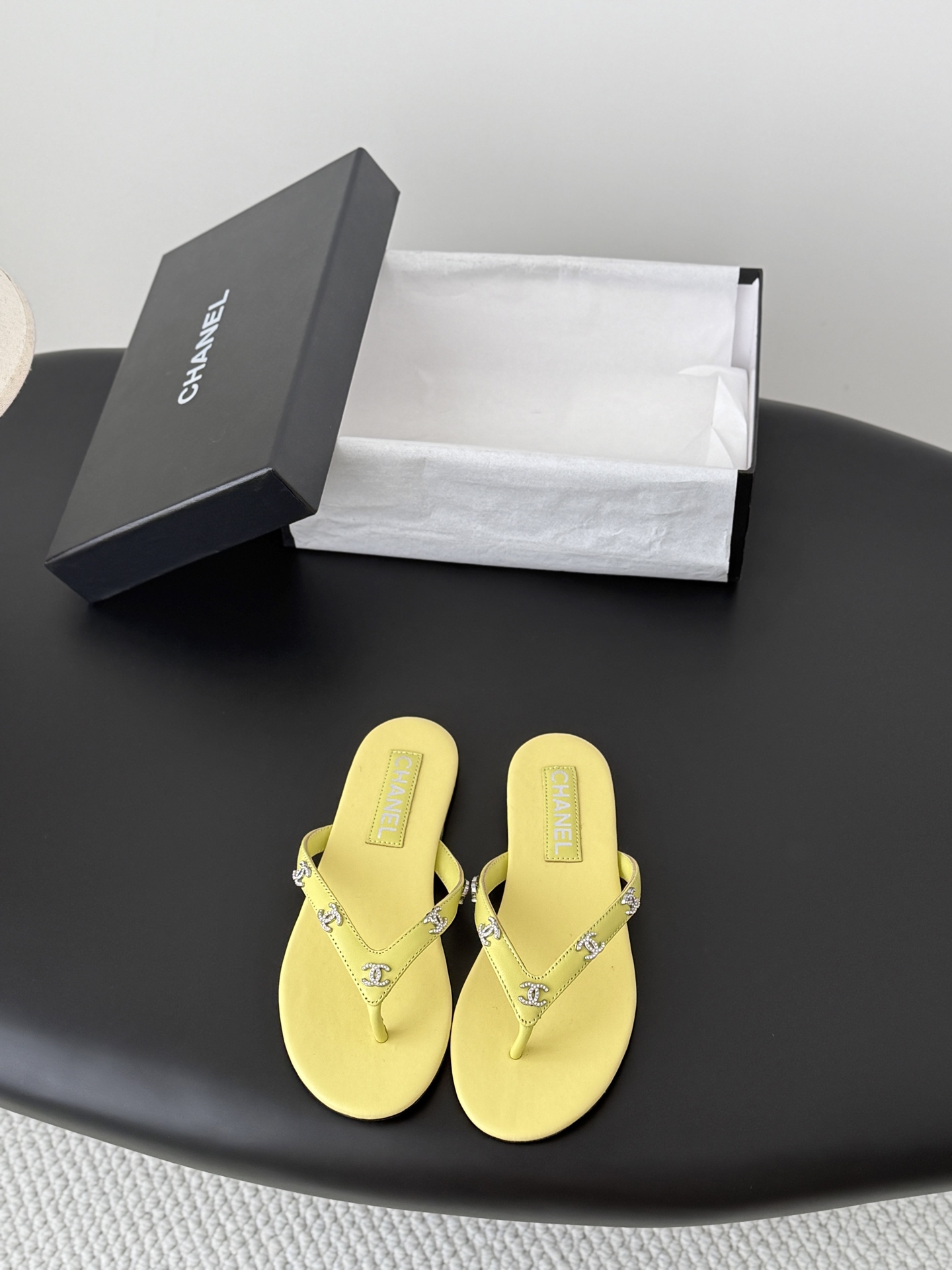 NO:787071,Chanel26 new early spring flip-flops. Small fragrant slippers that exude lasting charm. Recommended by many celebrities. Simple and easy to match. Size: 35-39 (other sizes cannot be returned or exchanged), split-toe shoes, chanel, slippers19860909Chanel26早春新款夹脚凉拖 散发持久魅力的小香拖鞋 众多明星纷纷推荐 简单好搭配 Size:35-39（其他码数定制不退换）,分趾鞋,chanel,slippers,Women's Shoes