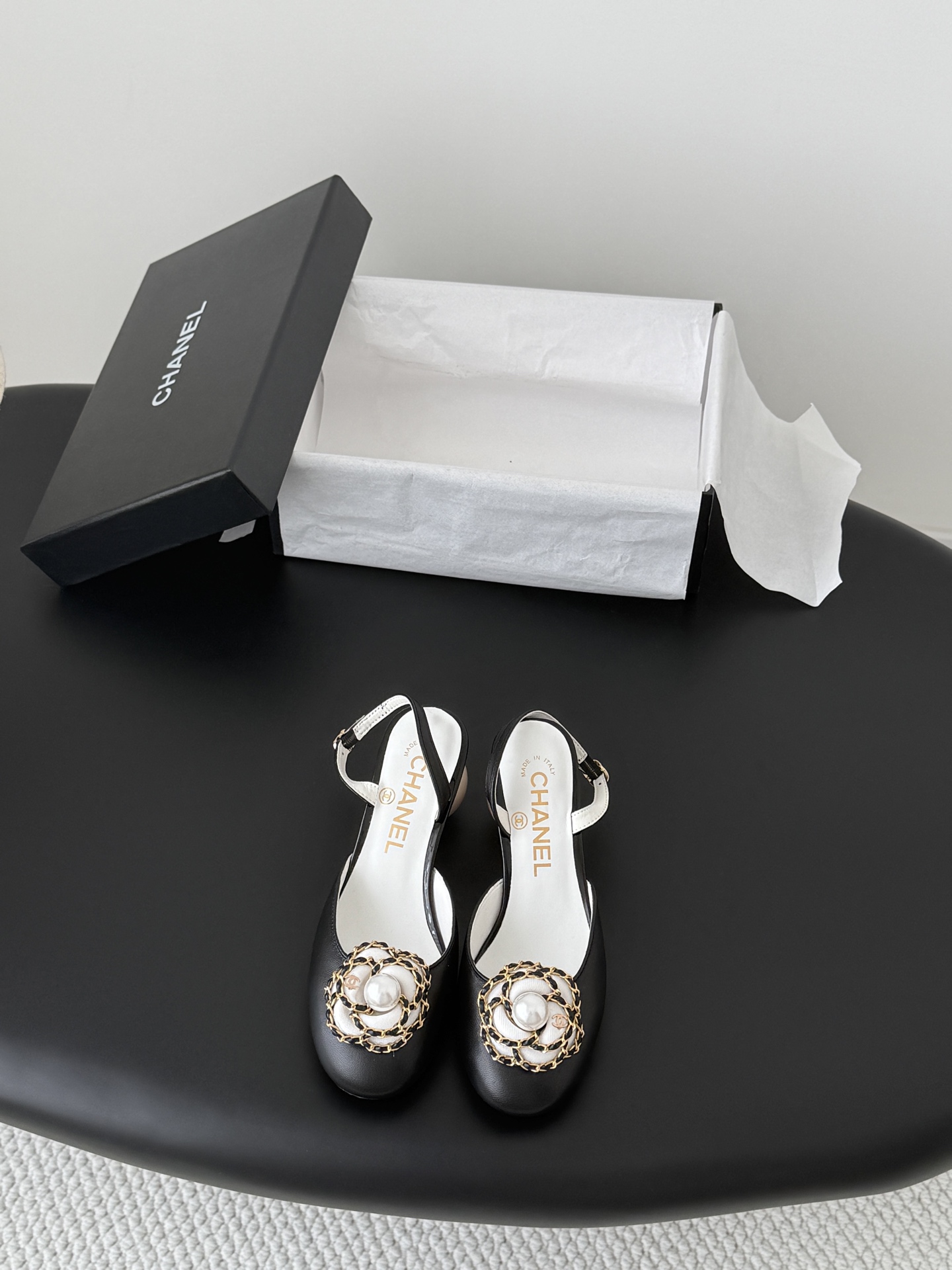 NO:787059,Chanel 26 new pearl Mary Jane slippers, the leather texture is super good, and the upper foot is delicate ~ cowhide upper, sheepskin lining, leather outsole!  Size: 35-39 Other sizes are determined, sandals, chanel, sandals, mary jane, slippers, cowhide, sheepskin, Leather soles19860909Chanel 26新款珍珠玛丽珍拖鞋 皮料质感超好,上脚秀气～ 鞋面牛皮,内里羊皮,真皮大底！ Size:35-39 其它码数定,凉鞋,chanel,sandals,mary jane,slippers,cowhide,sheepskin,Leather soles,Women's Shoes