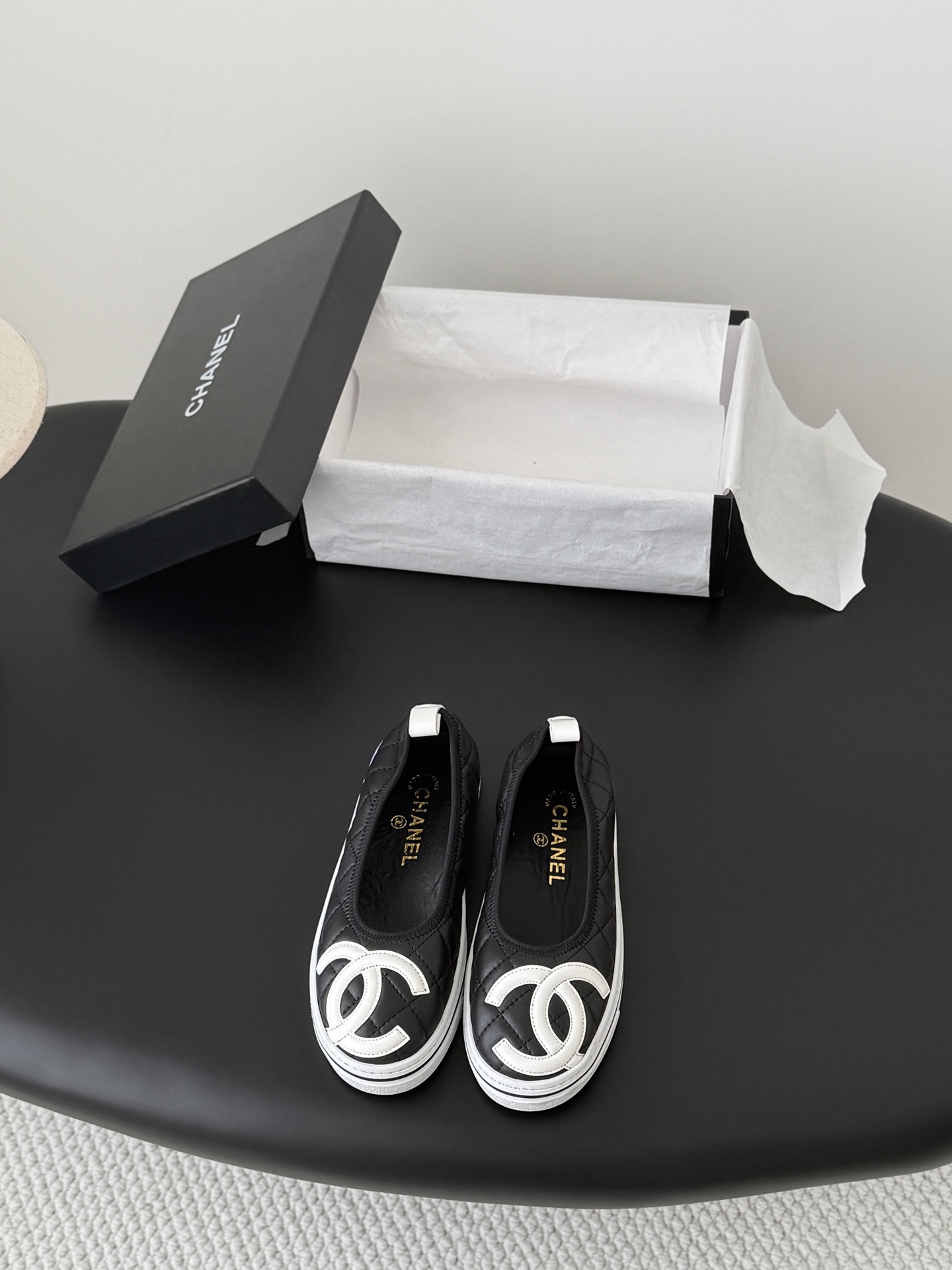 NO:787085,Chanel 26P new spring Mary Jane ballet shoes are worn by many celebrity bloggers. They are a must-have pair for spring and summer. Minimalist style prevails, simple and yet individual. Don’t look too good when paired with jeans!  Original mold opening 1:1 Size: 35-39 (other sizes cannot be returned or exchanged), Mary Jane, chanel, mary jane, jeans19860909Chanel 26P春季新款玛丽珍芭蕾单鞋 超多明星博主上脚,春夏必备的一双 极简风当道,简单不失个性 搭配牛仔裤不要太好看！ 原版开模1:1 Size:35-39（其他码数定做不退换）,玛丽珍,chanel,mary jane,jeans,Women's Shoes