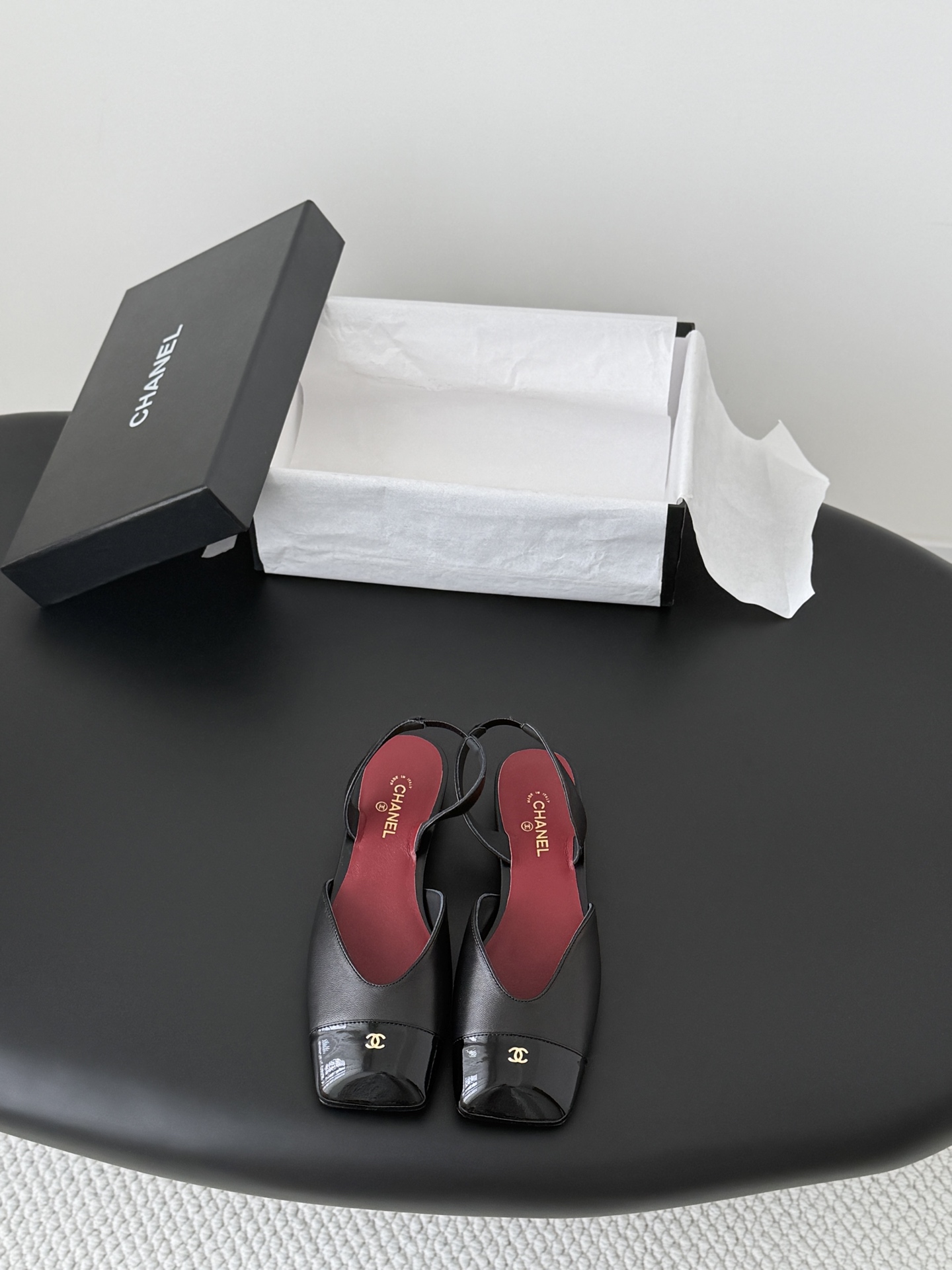 NO:787082,Chanel 26K Mary Jane shoes are simple yet sweet and playful!  Three-dimensional electric embroidery logo, solid color fabric is refreshing and easy to wear, with buttons for more heeling. Sheepskin lining, genuine leather outsole Size: 35-39, other sizes can be customized and non-refundable, sandals, chanel, sandals, mary jane, sheepskin, Leather soles19860909Chanel 26K玛丽珍单鞋 简约又不失甜美俏皮！ 立体电绣logo,纯色面料清爽易搭,搭配扣子更加跟脚.内里羊皮 真皮大底 Size:35-39 其他码数定做不退换,凉鞋,chanel,sandals,mary jane,sheepskin,Leather soles,Women's Shoes